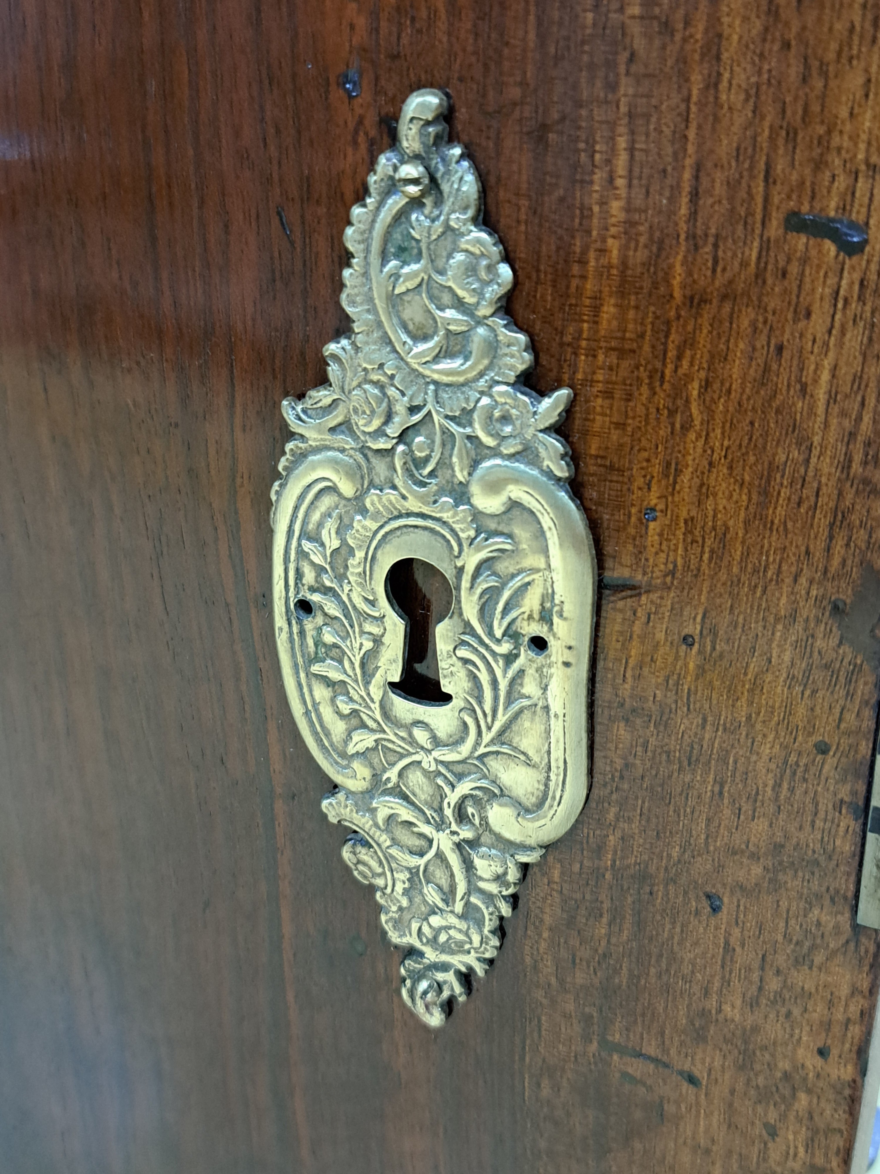 Detail j: Barockschrank, Bodenseeraum/Schweiz, 18.Jh., Nußbaum, zweitürig, auf Rahmen gearbeitet, mehrfach kassettiert, aufwendig geschwungenes Dach, ...