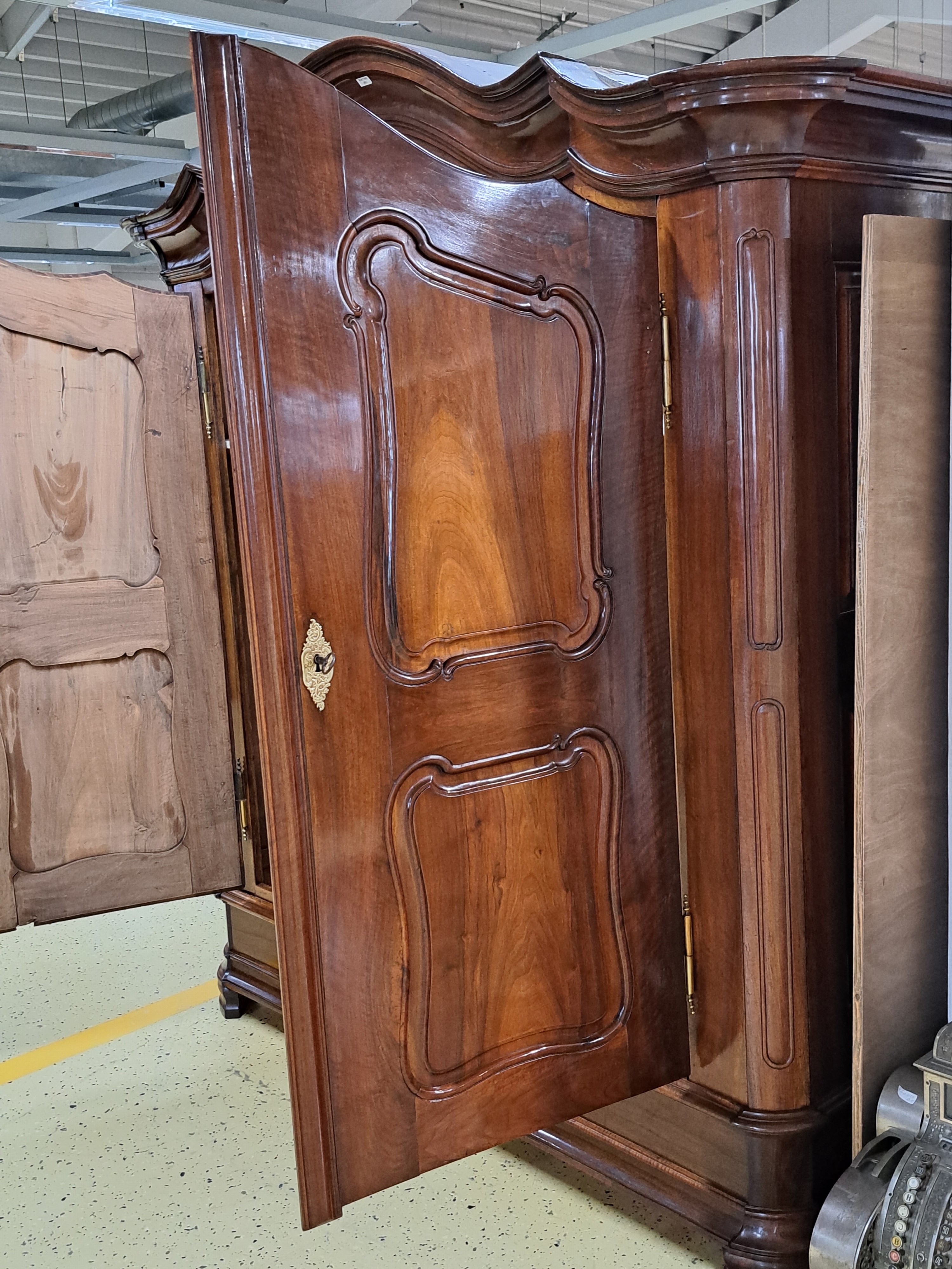 Detail k: Barockschrank, Bodenseeraum/Schweiz, 18.Jh., Nußbaum, zweitürig, auf Rahmen gearbeitet, mehrfach kassettiert, aufwendig geschwungenes Dach, ...