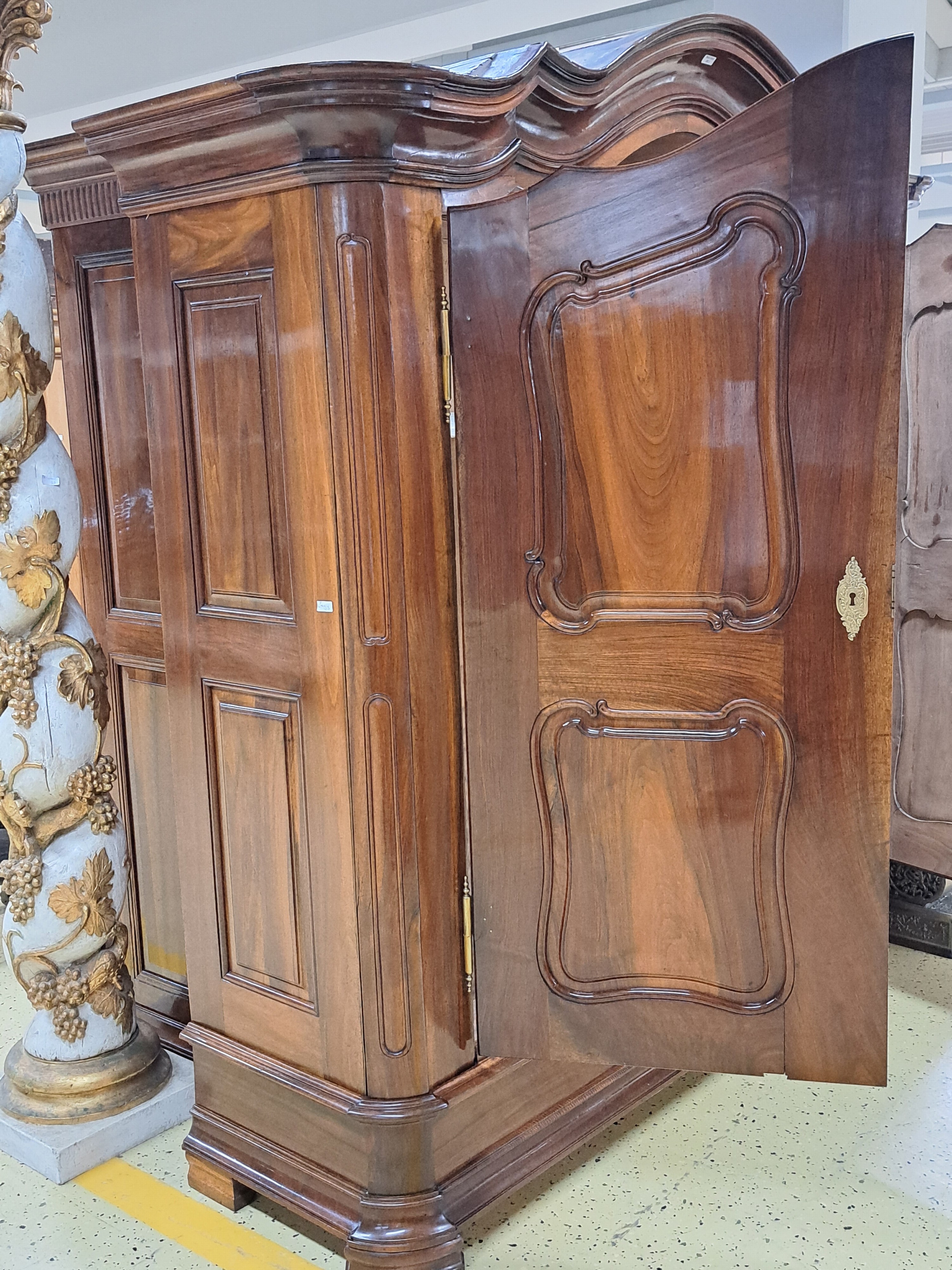Detail l: Barockschrank, Bodenseeraum/Schweiz, 18.Jh., Nußbaum, zweitürig, auf Rahmen gearbeitet, mehrfach kassettiert, aufwendig geschwungenes Dach, ...
