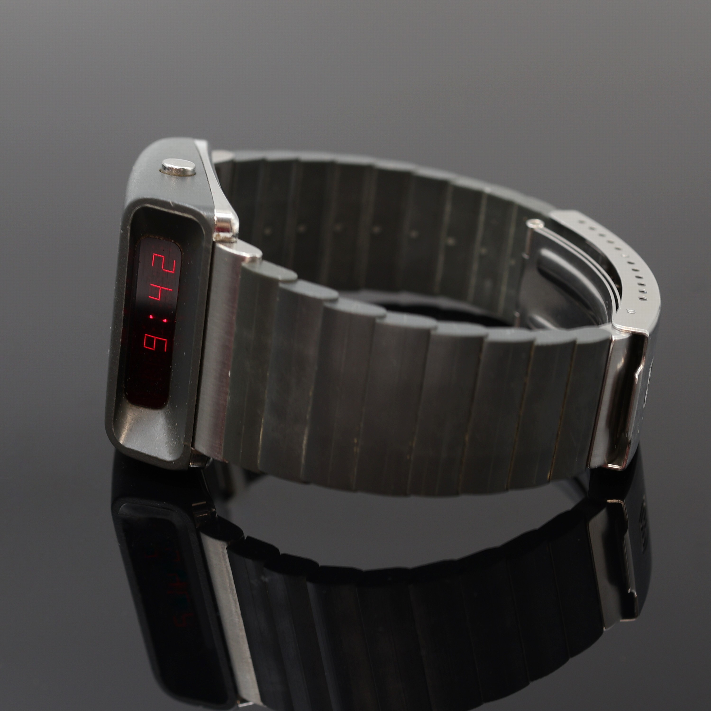 Image 27113088 - GIRARD PERREGAUX Casquette seltene Armbanduhr mit digitaler LED-Anzeige Referenz 9939, ...