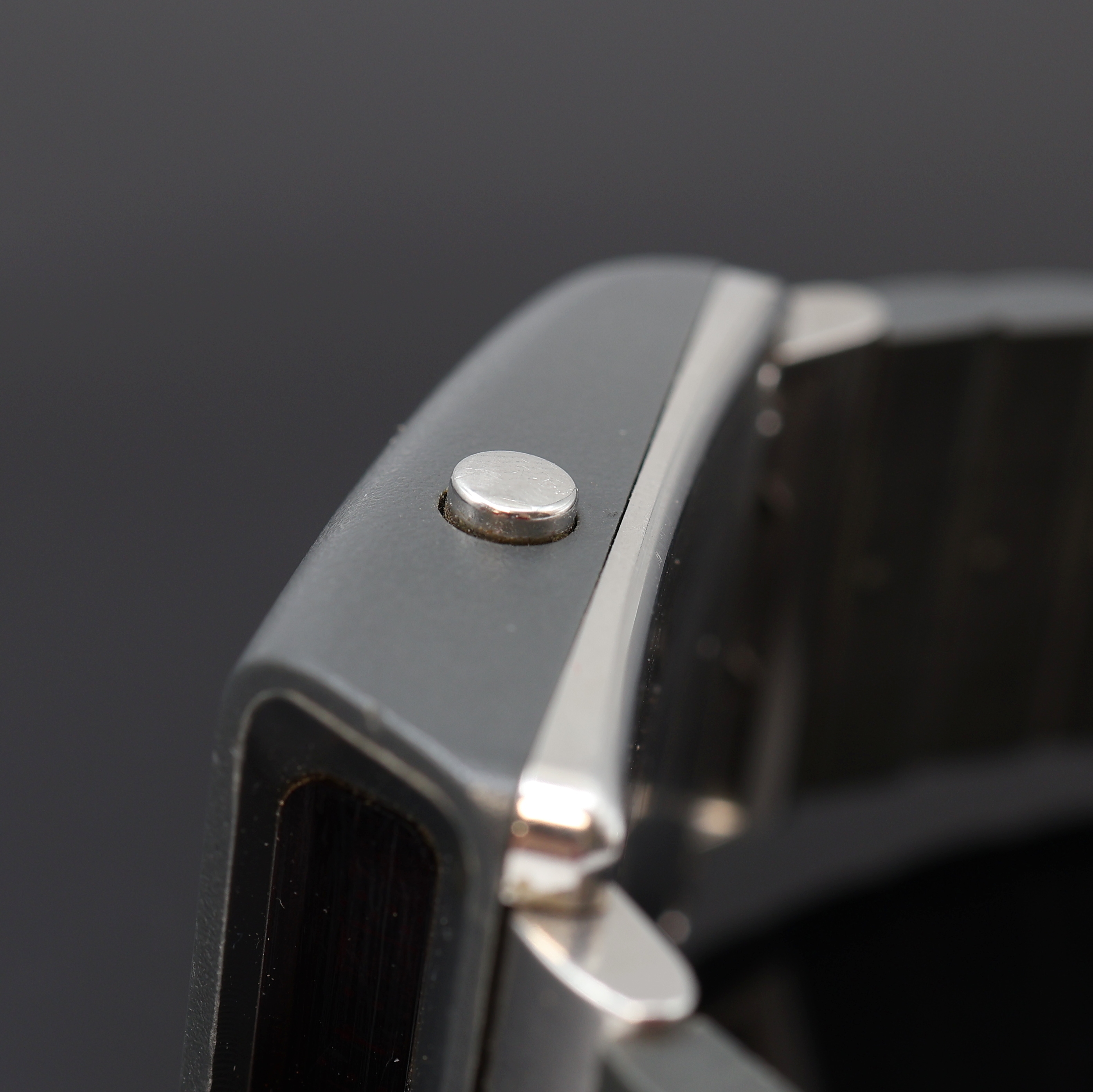 Detail b: GIRARD PERREGAUX Casquette seltene Armbanduhr mit digitaler LED-Anzeige Referenz 9939, Schweiz um 1975, Makrolon-(Polycarbonat) Geh., Stahlboden ...