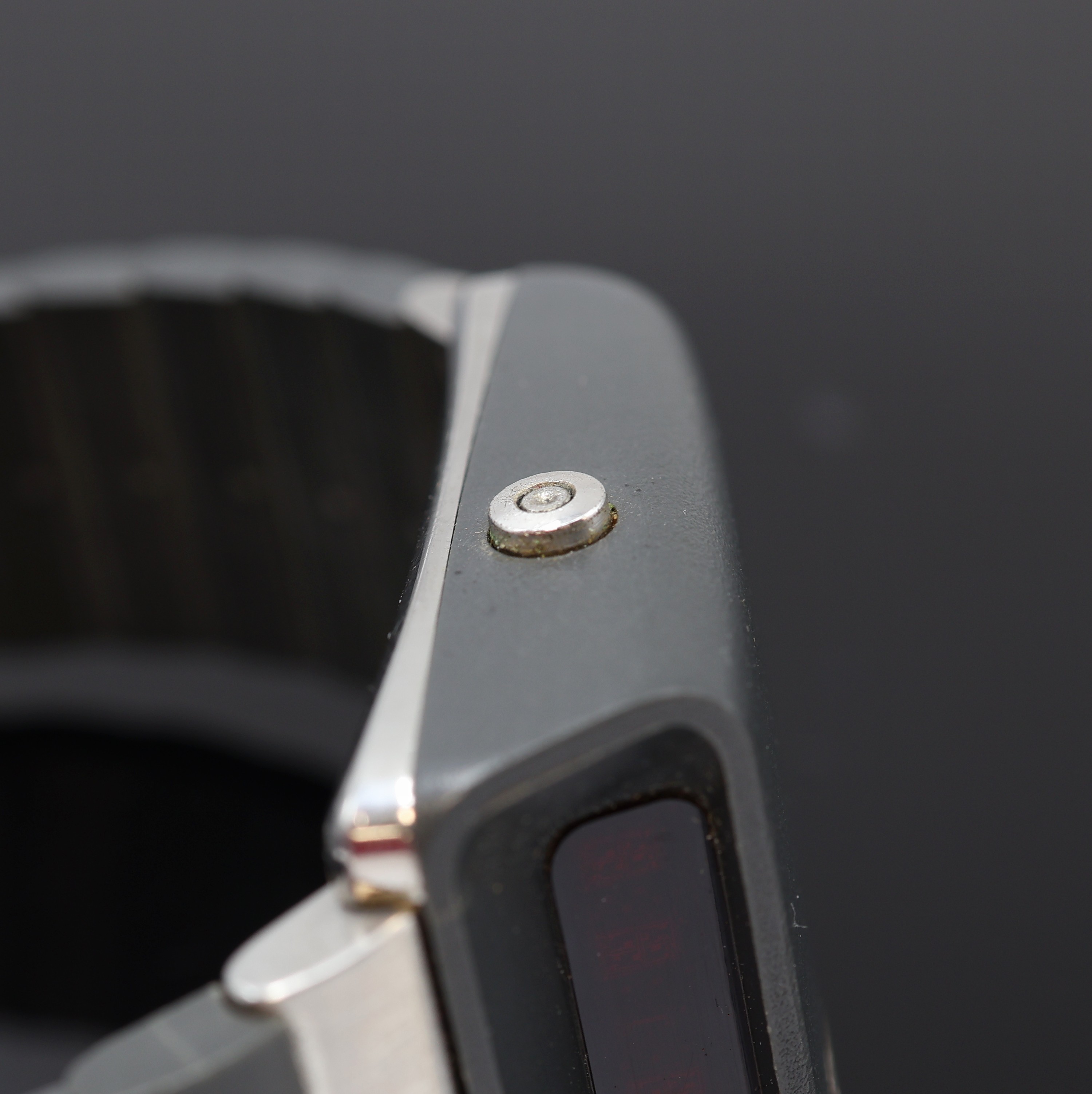 Detail c: GIRARD PERREGAUX Casquette seltene Armbanduhr mit digitaler LED-Anzeige Referenz 9939, Schweiz um 1975, Makrolon-(Polycarbonat) Geh., Stahlboden ...