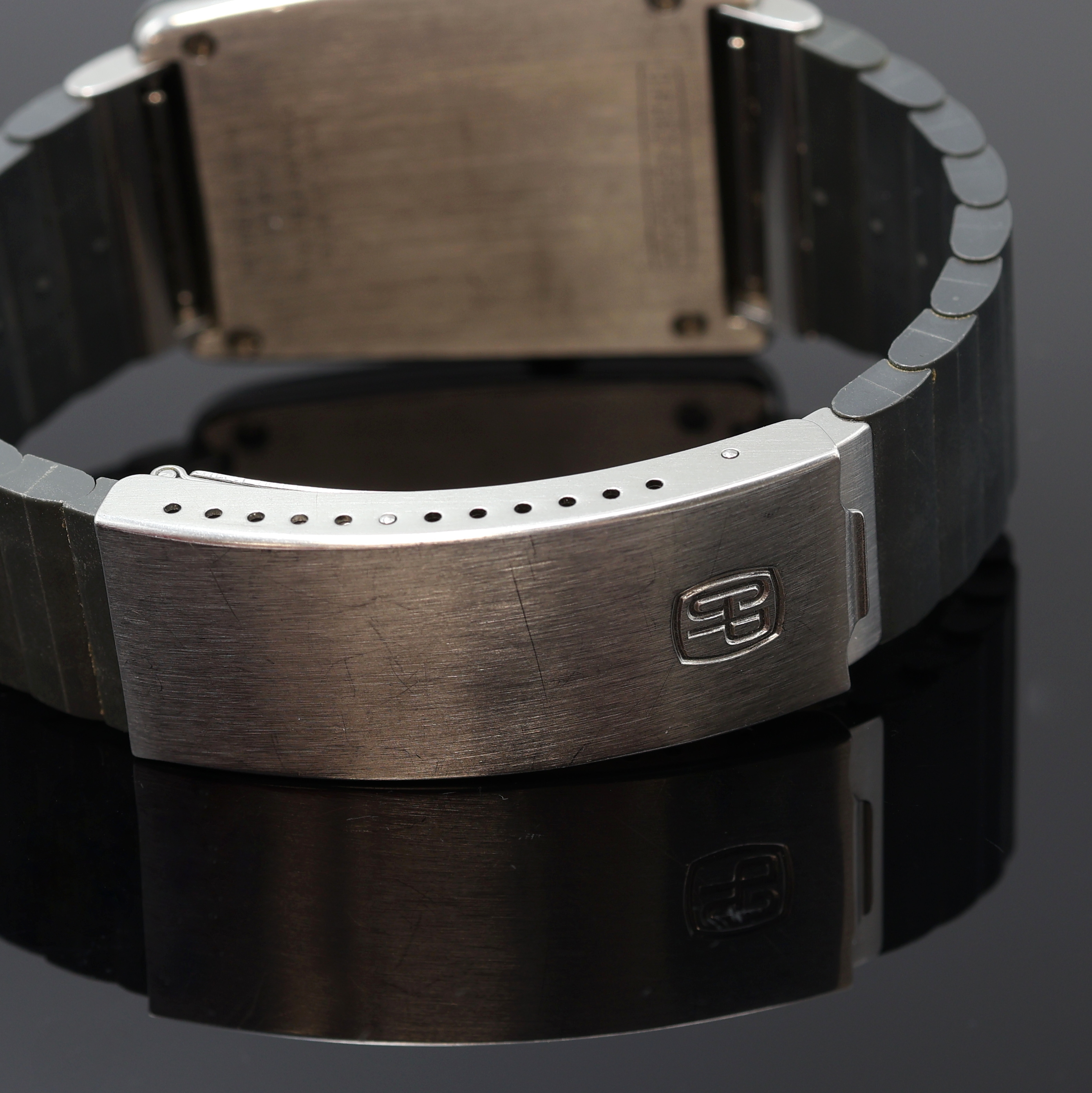 Detail d: GIRARD PERREGAUX Casquette seltene Armbanduhr mit digitaler LED-Anzeige Referenz 9939, Schweiz um 1975, Makrolon-(Polycarbonat) Geh., Stahlboden ...