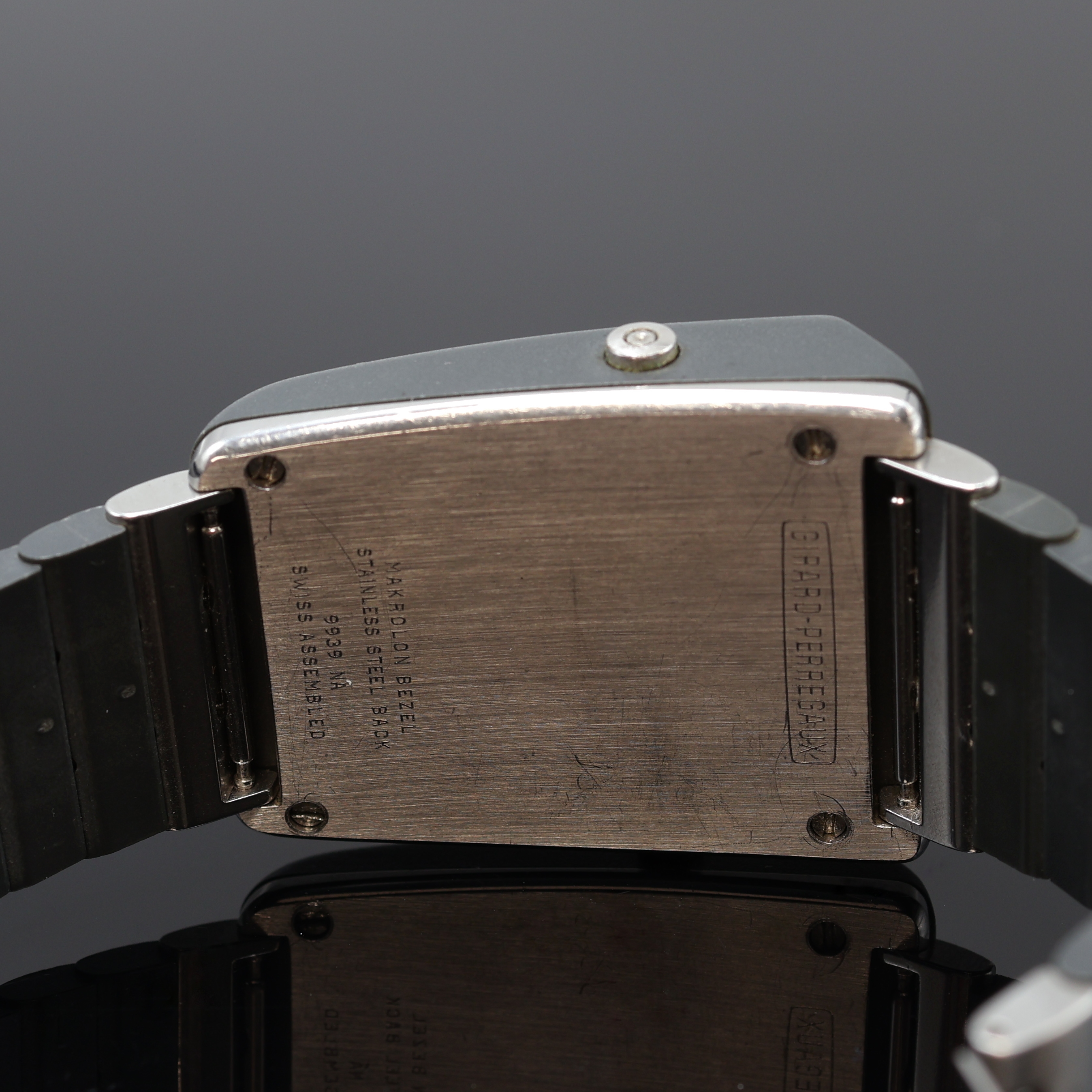 Detail e: GIRARD PERREGAUX Casquette seltene Armbanduhr mit digitaler LED-Anzeige Referenz 9939, Schweiz um 1975, Makrolon-(Polycarbonat) Geh., Stahlboden ...