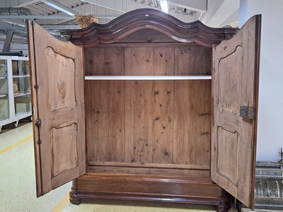 27113084a - Barockschrank, Bodenseeraum/Schweiz, 18.Jh., Nußbaum, zweitürig, auf Rahmen ...