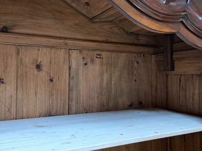 27113084b - Barockschrank, Bodenseeraum/Schweiz, 18.Jh., Nußbaum, zweitürig, auf Rahmen ...