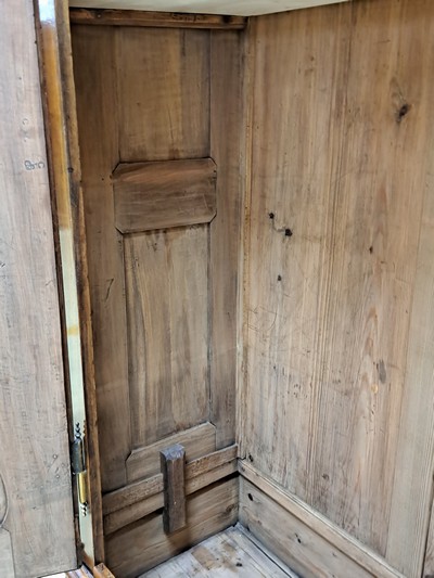 27113084d - Barockschrank, Bodenseeraum/Schweiz, 18.Jh., Nußbaum, zweitürig, auf Rahmen ...