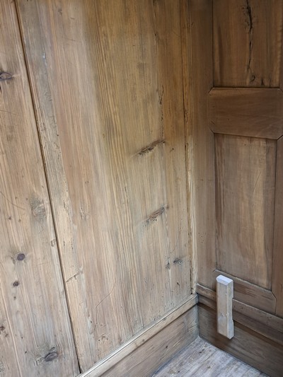 27113084e - Barockschrank, Bodenseeraum/Schweiz, 18.Jh., Nußbaum, zweitürig, auf Rahmen ...