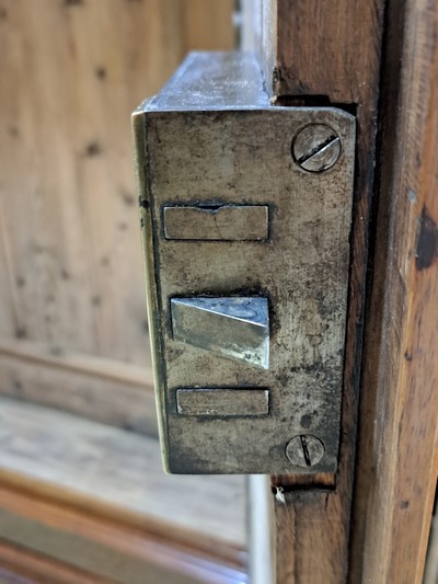 27113084g - Barockschrank, Bodenseeraum/Schweiz, 18.Jh., Nußbaum, zweitürig, auf Rahmen ...