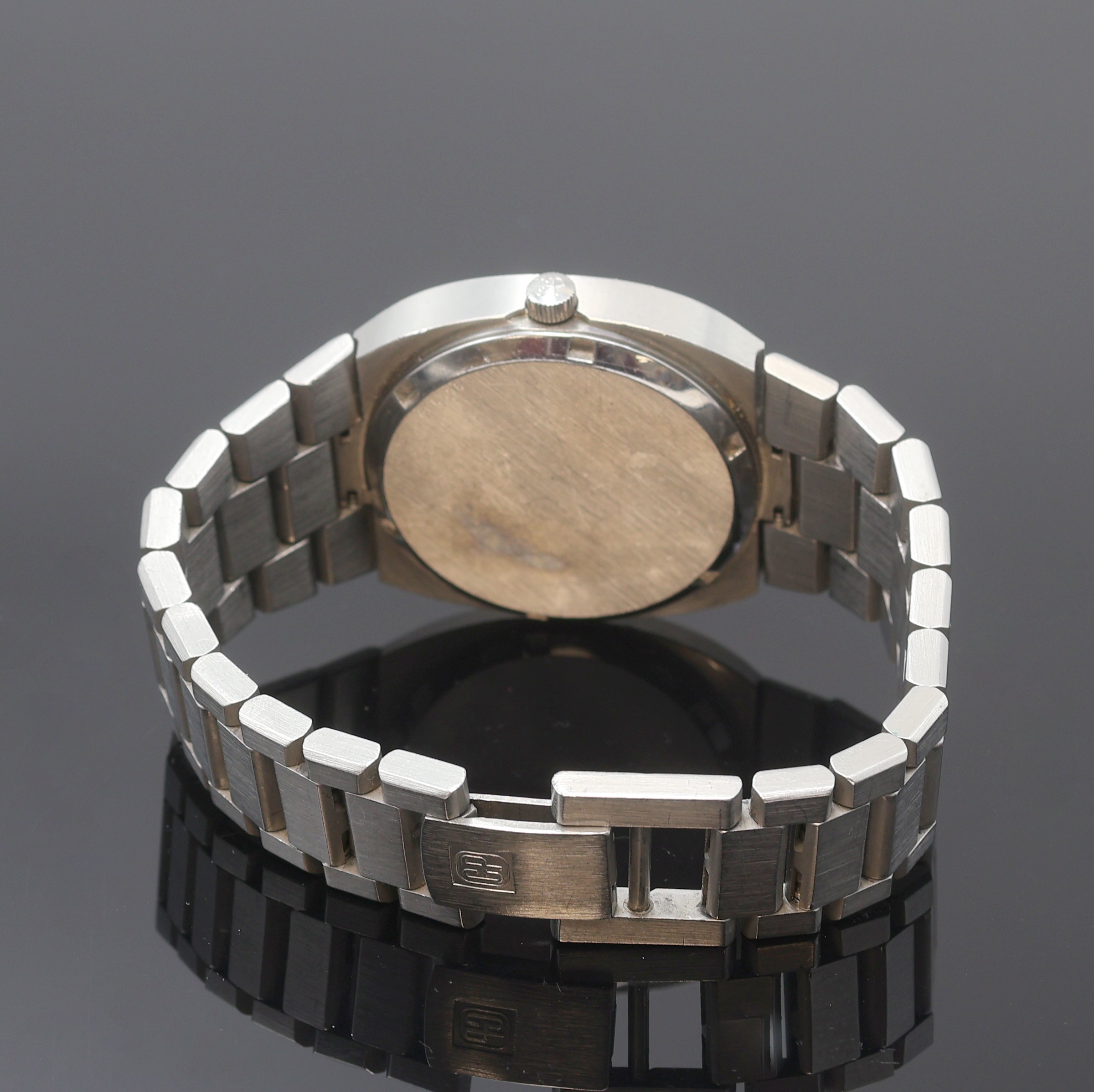 Detail b: GIRARD PERREGAUX Herrenarmbanduhr, Schweiz um 1970, quarz, massives Stahlgeh. inkl. orig. Gliederband, Boden geschr., schwarzes Zifferbl. m. aufges. ...