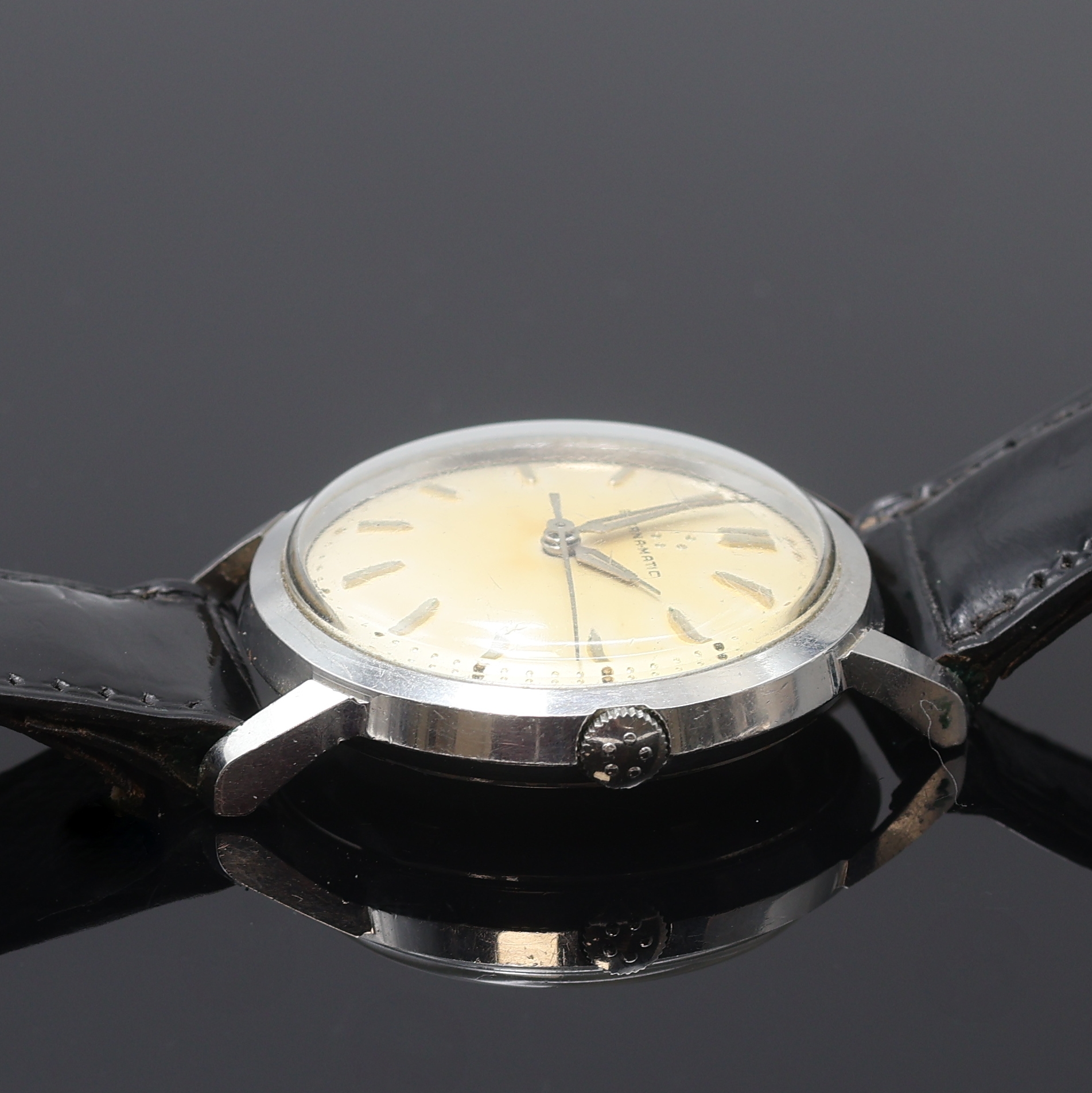 Detail b: ETERNA-MATIC Herrenarmbanduhr in Stahl, Schweiz um 1960, Automatik, Boden verschr., silb. Zifferbl. pat./fl., gold. Std.-Ind., silb. Leuchtzeiger, ...