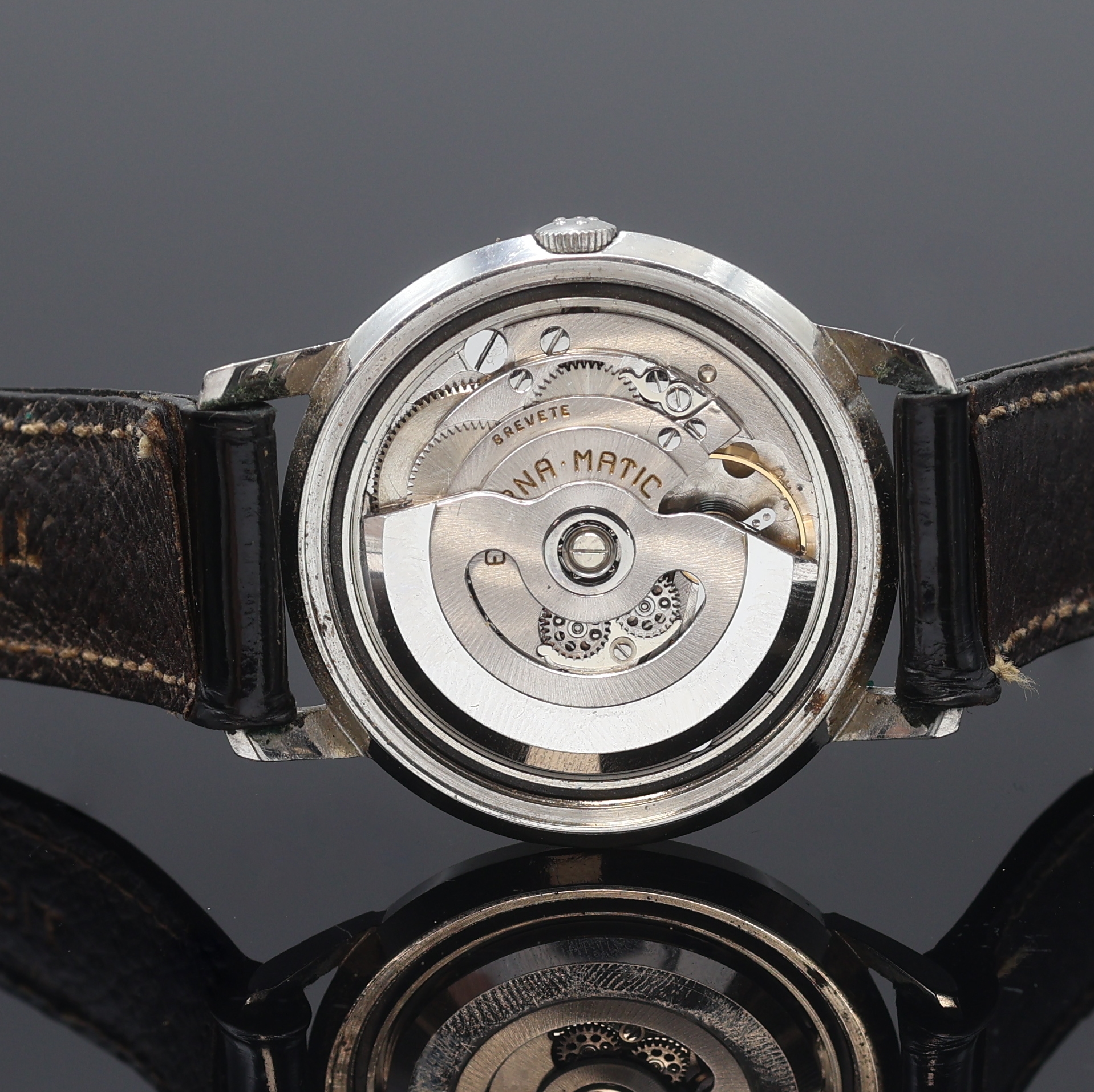 Detail d: ETERNA-MATIC Herrenarmbanduhr in Stahl, Schweiz um 1960, Automatik, Boden verschr., silb. Zifferbl. pat./fl., gold. Std.-Ind., silb. Leuchtzeiger, ...
