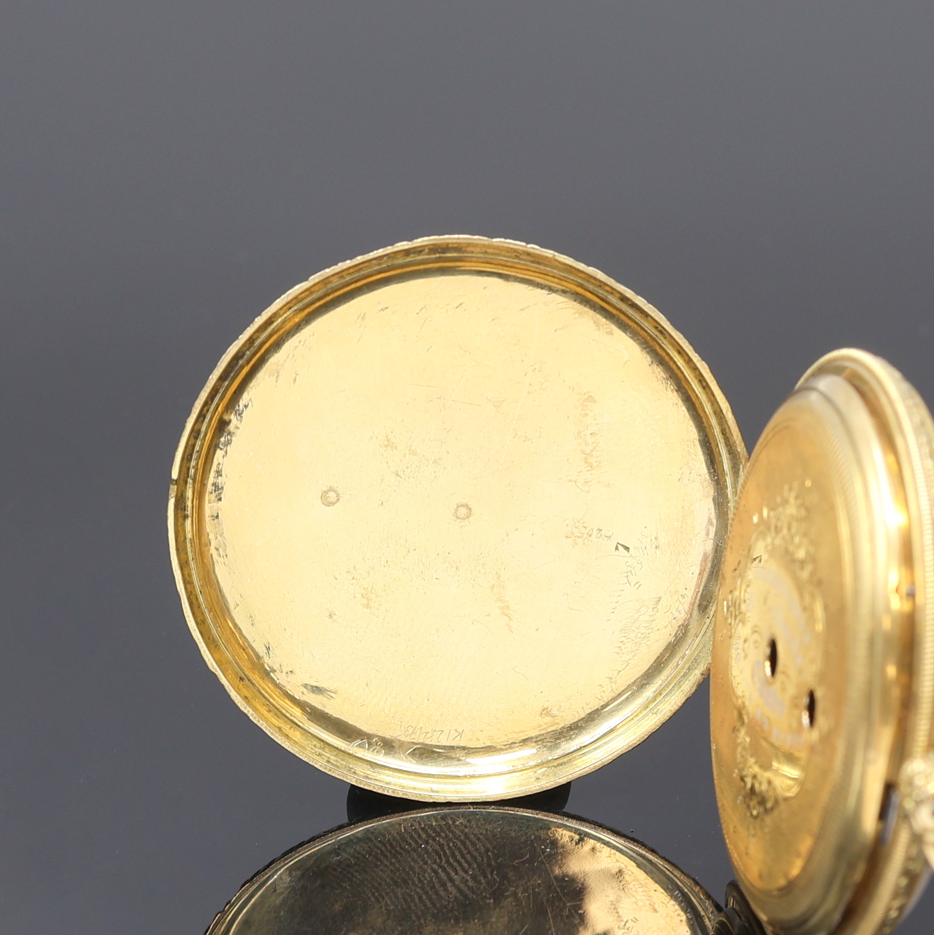 Detail b: Offene Taschenuhr in GG 750/000, Schweiz um 1880, floral grav. Geh., Goldcuvette, Emailzifferbl. riss., gold. Zeiger, verg. Zylinderwerk, Ringunr., ...