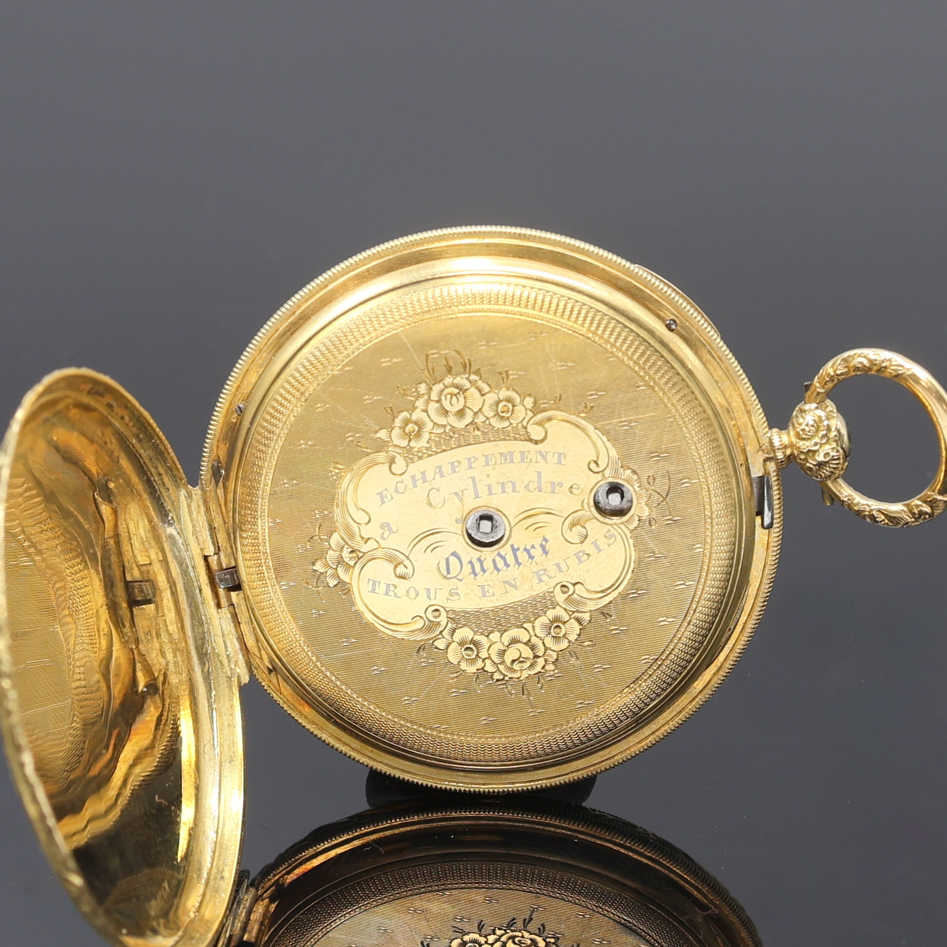 Detail c: Offene Taschenuhr in GG 750/000, Schweiz um 1880, floral grav. Geh., Goldcuvette, Emailzifferbl. riss., gold. Zeiger, verg. Zylinderwerk, Ringunr., ...