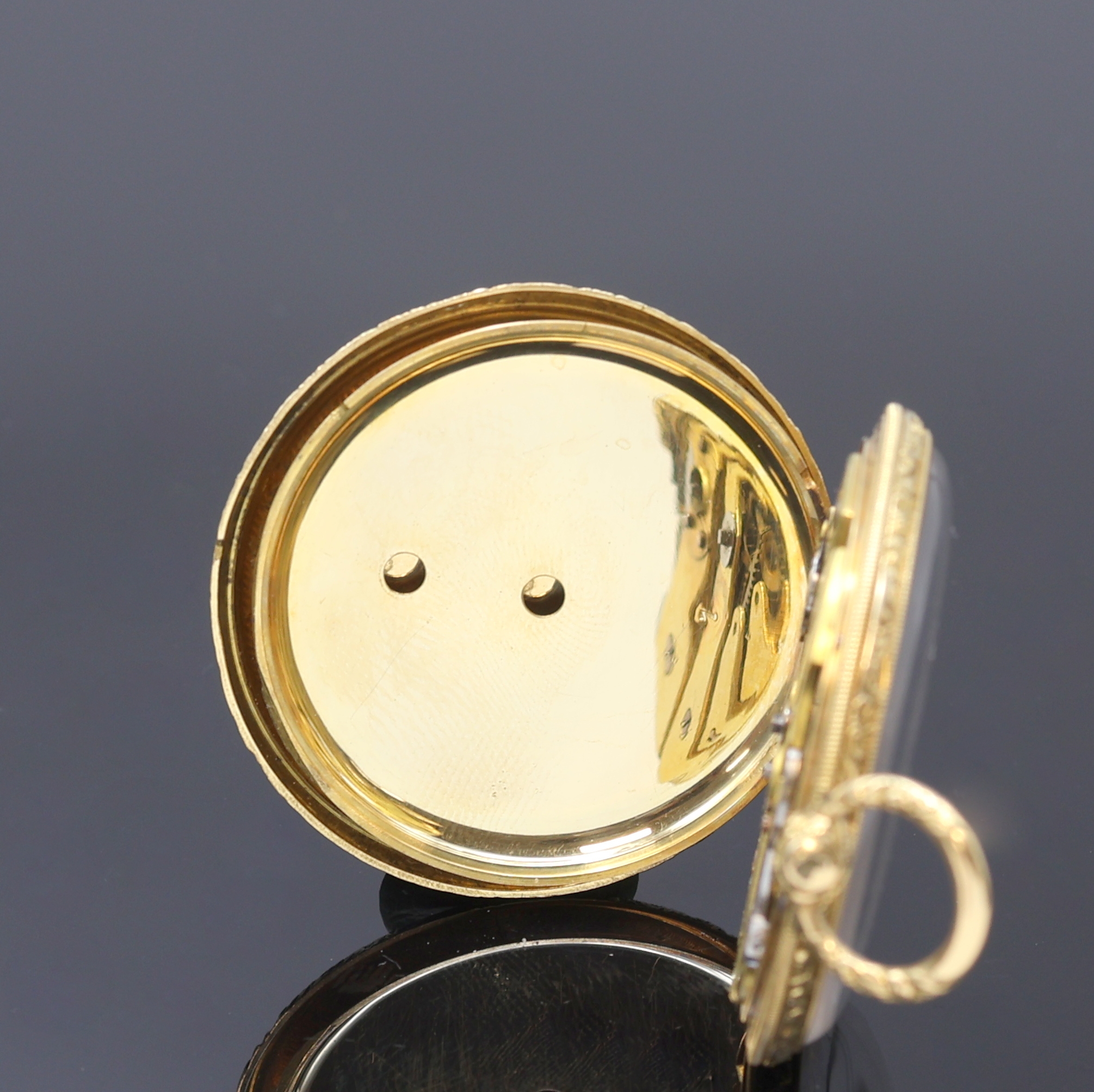 Detail d: Offene Taschenuhr in GG 750/000, Schweiz um 1880, floral grav. Geh., Goldcuvette, Emailzifferbl. riss., gold. Zeiger, verg. Zylinderwerk, Ringunr., ...
