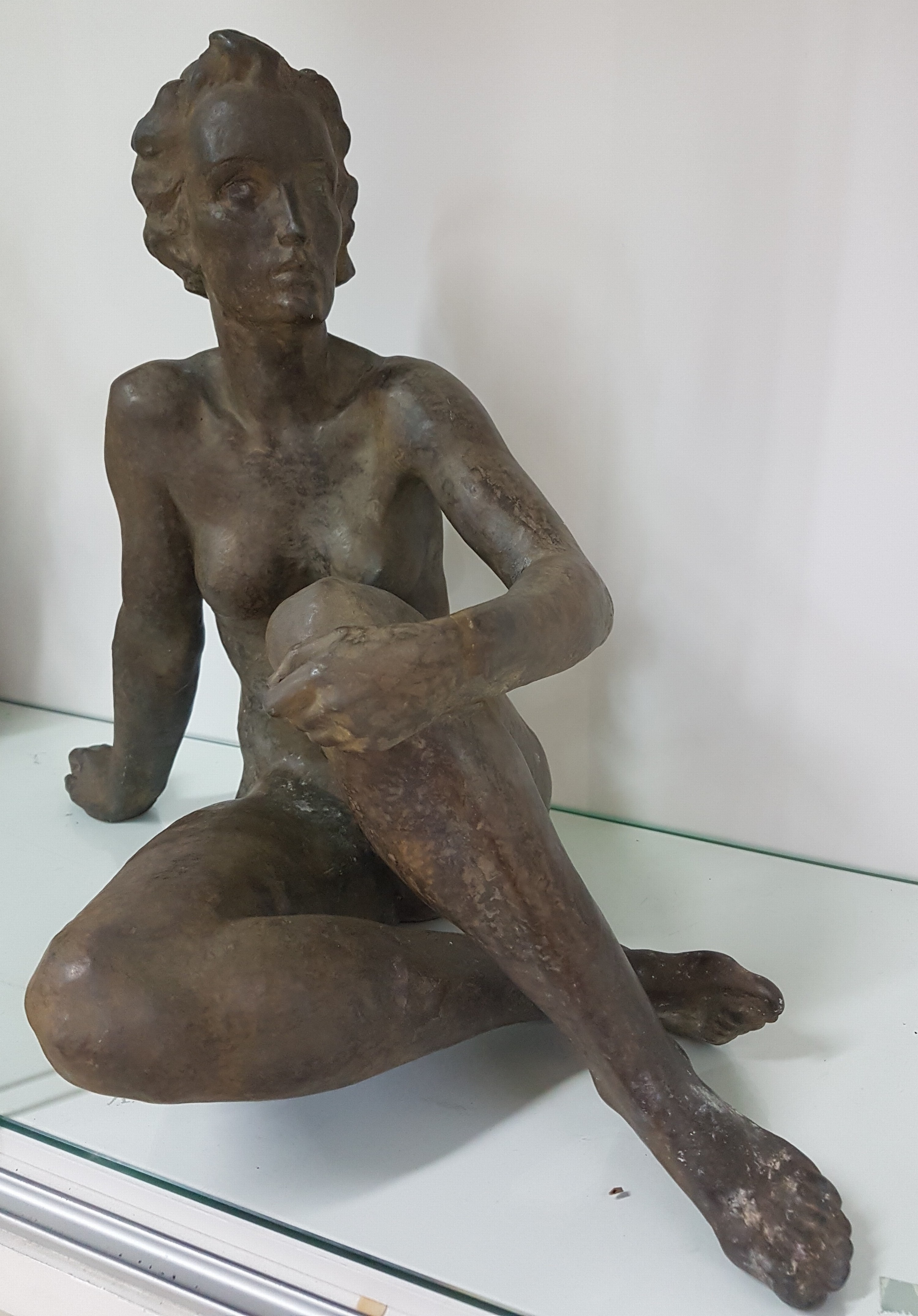 Detail a: Unbekannter Bildhauer der Mitte des 20.Jh., 1930/40er-Jahre, wohl Zinn-Zink-Legierung, patiniert, Ausdrucksplastik, sitzender weiblicher Akt im ...