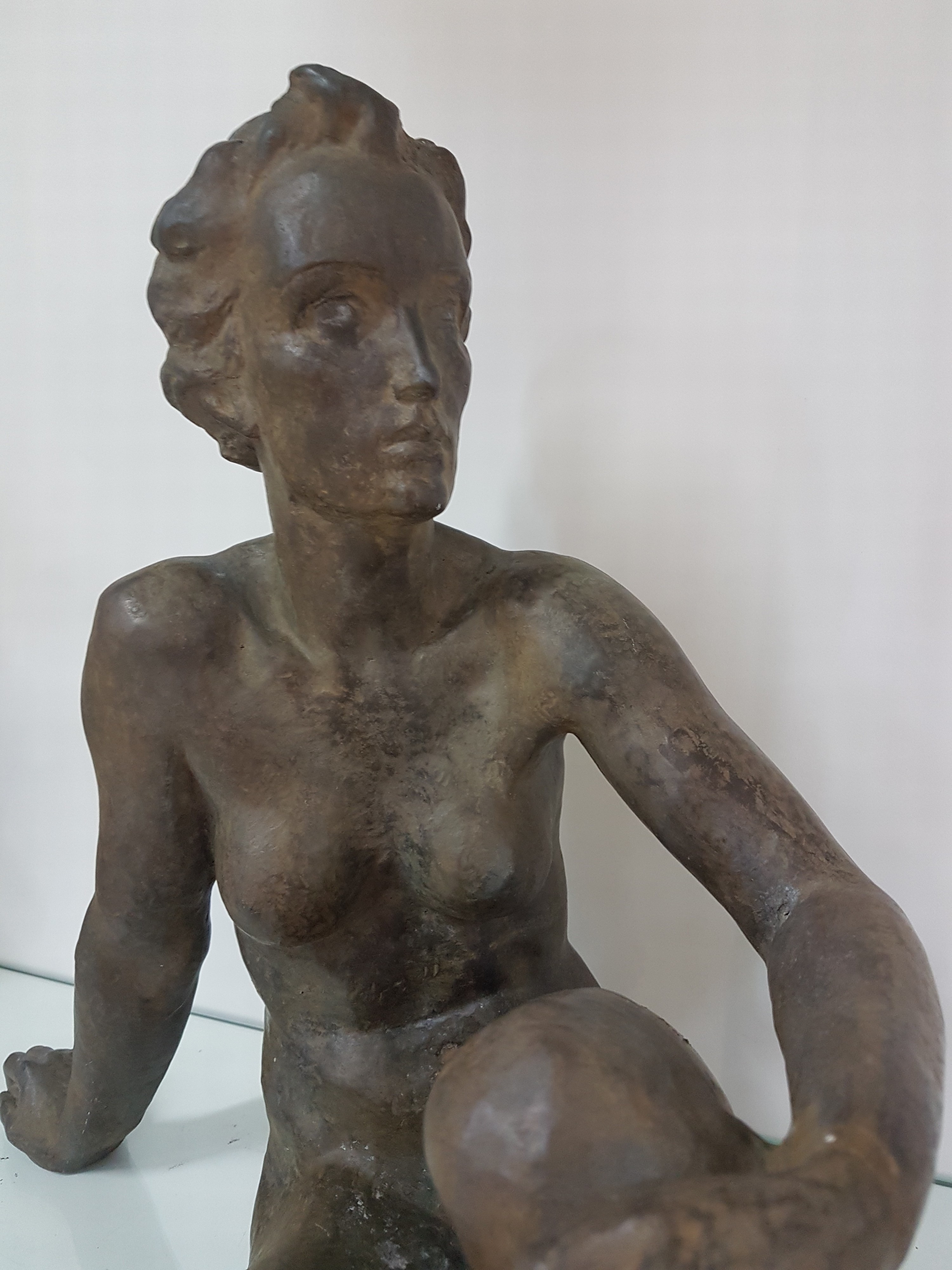 Detail b: Unbekannter Bildhauer der Mitte des 20.Jh., 1930/40er-Jahre, wohl Zinn-Zink-Legierung, patiniert, Ausdrucksplastik, sitzender weiblicher Akt im ...