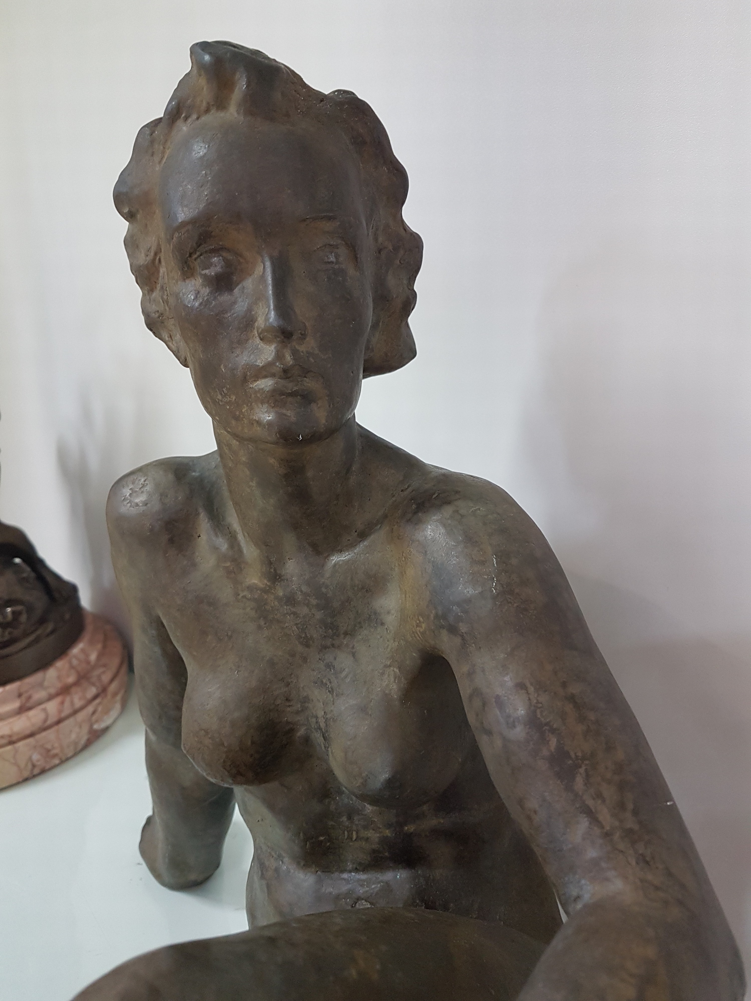 Detail c: Unbekannter Bildhauer der Mitte des 20.Jh., 1930/40er-Jahre, wohl Zinn-Zink-Legierung, patiniert, Ausdrucksplastik, sitzender weiblicher Akt im ...