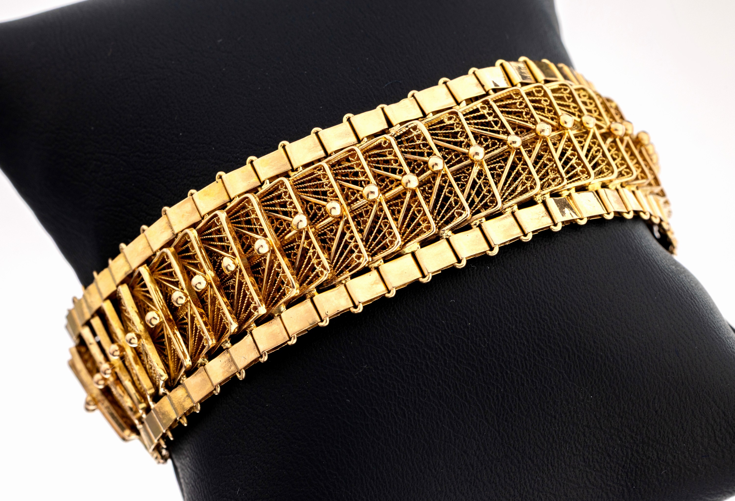 Image 27113266 - 18 kt Gold Armband, 1950er-60er Jahre, GG 750/000 gepr., schöne Gestaltung, mittig ...