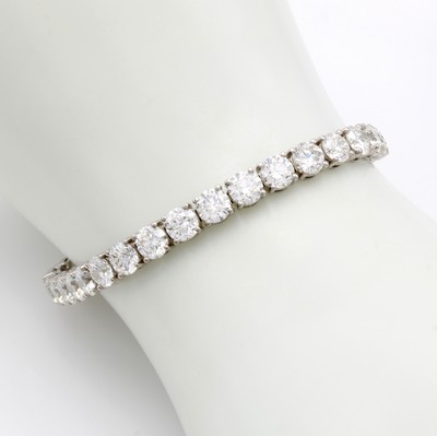 27113397b - Rivierarmband mit Brillanten, WG 750/000, insges. 35 Brill. in Krappenfassungen, 2 ...