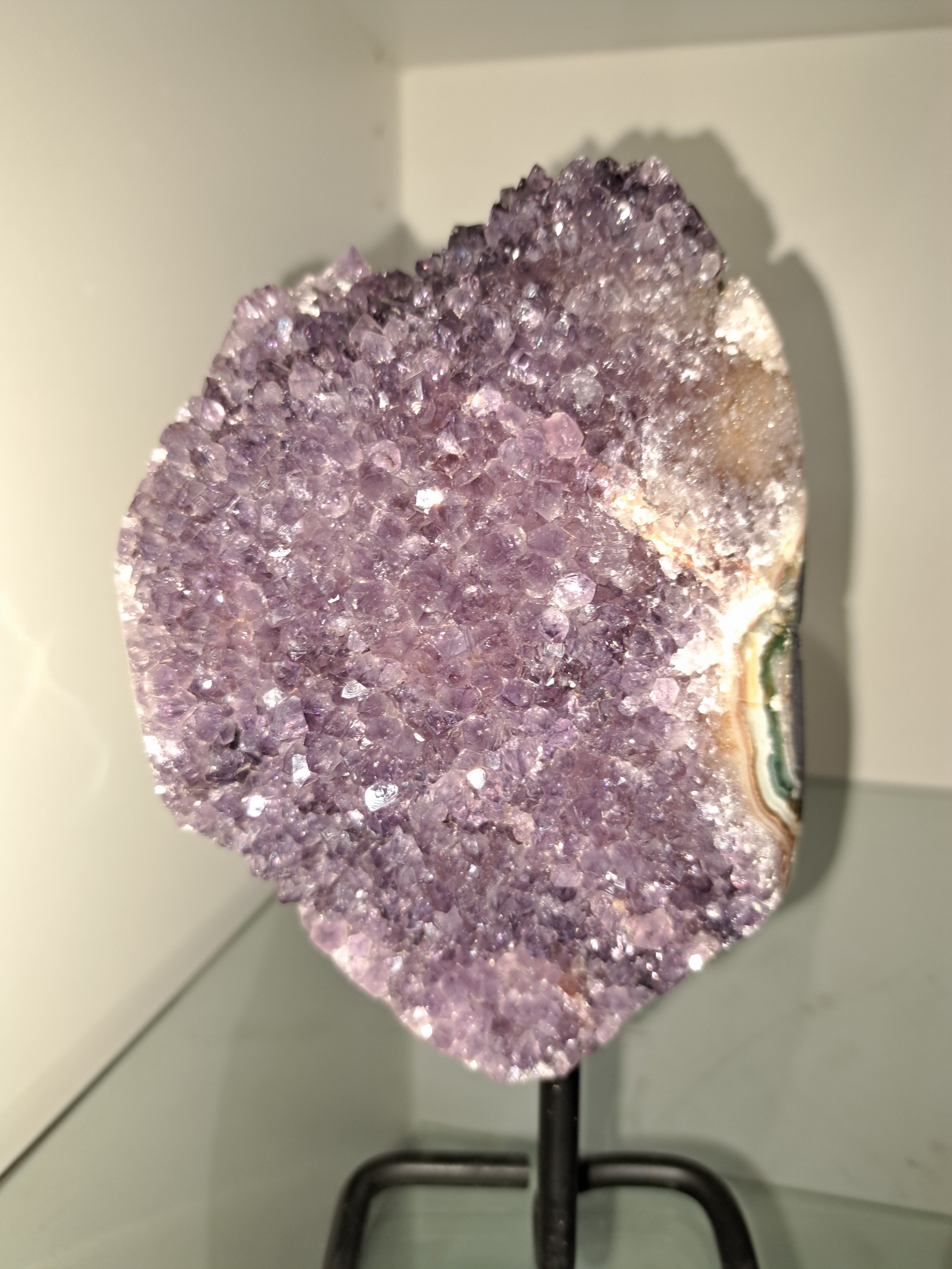 Detail a: Amethyst-Monolithstein auf Ständer, Uruguay, 1,4 kg violettfarbene Kristalle mit feiner und klarer Textur und Struktur, polierte Umrandung, ca. 21 ...