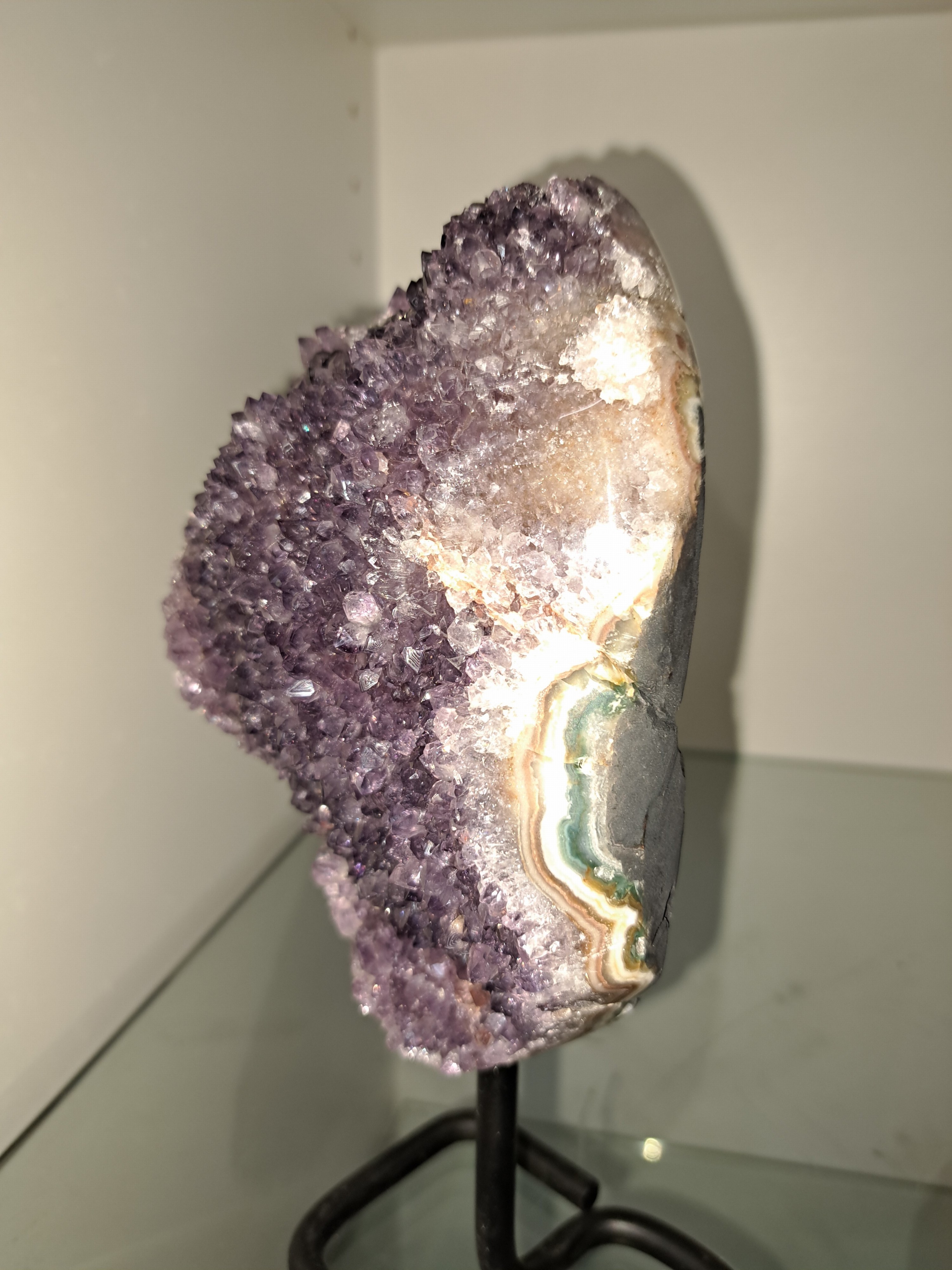 Detail b: Amethyst-Monolithstein auf Ständer, Uruguay, 1,4 kg violettfarbene Kristalle mit feiner und klarer Textur und Struktur, polierte Umrandung, ca. 21 ...