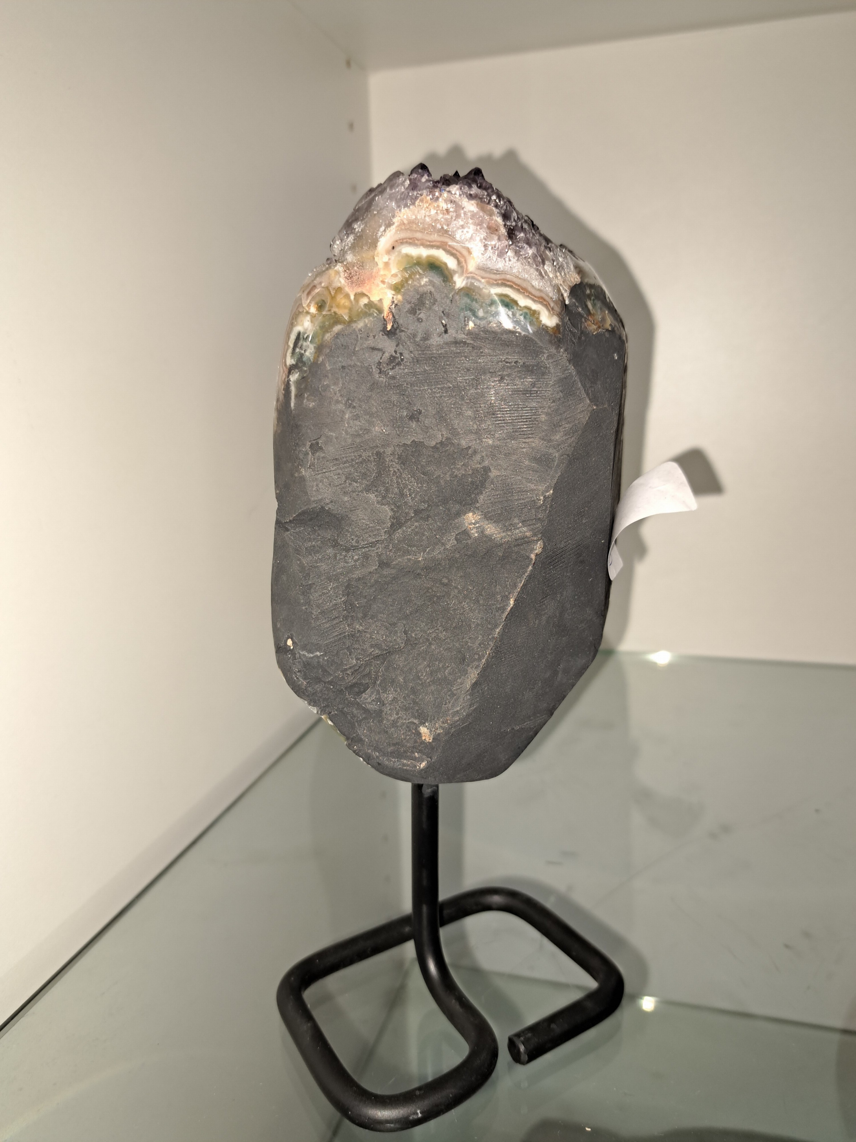 Detail c: Amethyst-Monolithstein auf Ständer, Uruguay, 1,4 kg violettfarbene Kristalle mit feiner und klarer Textur und Struktur, polierte Umrandung, ca. 21 ...
