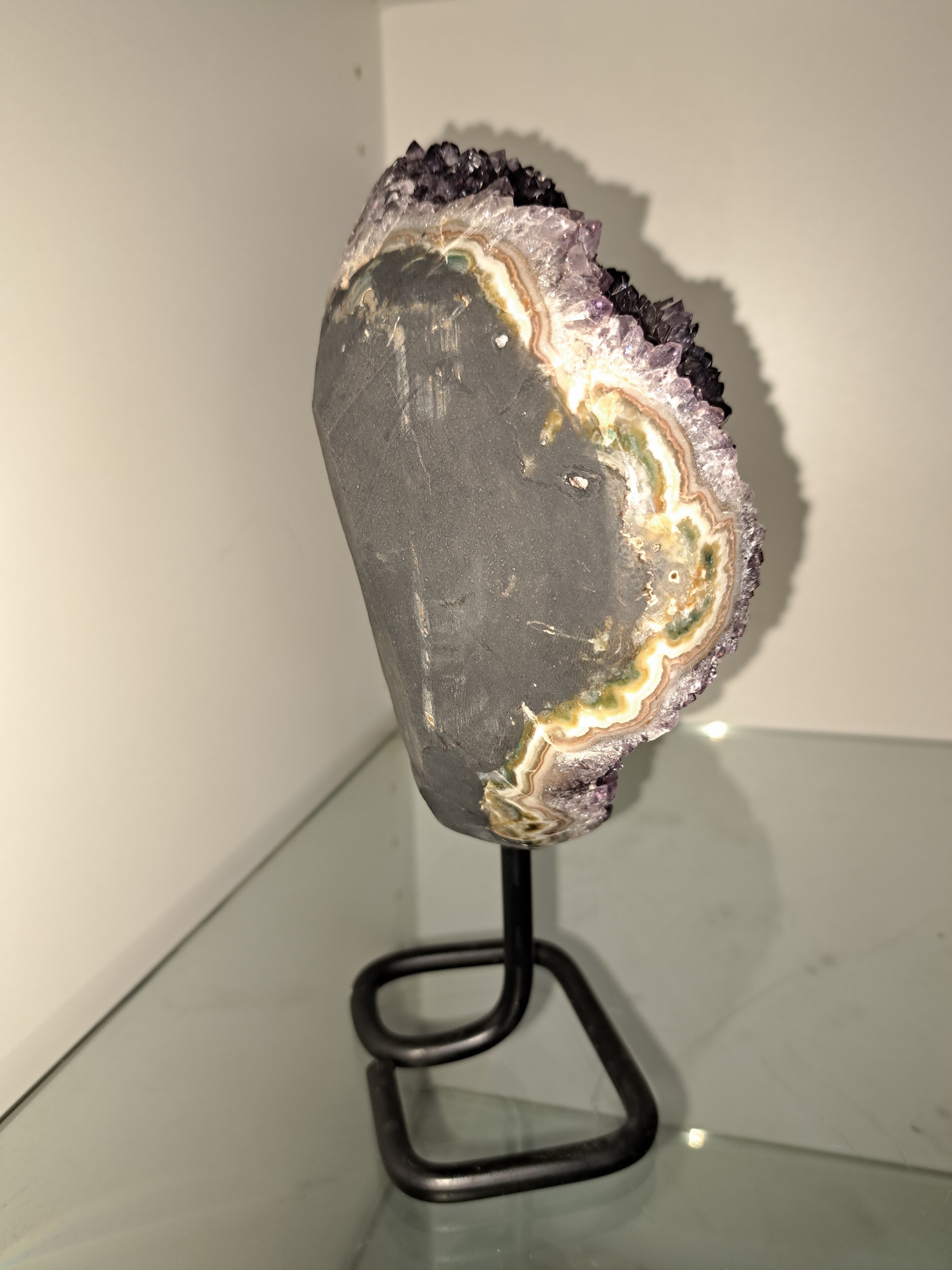 Detail e: Amethyst-Monolithstein auf Ständer, Uruguay, 1,4 kg violettfarbene Kristalle mit feiner und klarer Textur und Struktur, polierte Umrandung, ca. 21 ...