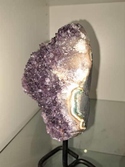 27114473b - Amethyst-Monolithstein auf Ständer, Uruguay, 1,4 kg violettfarbene Kristalle mit ...
