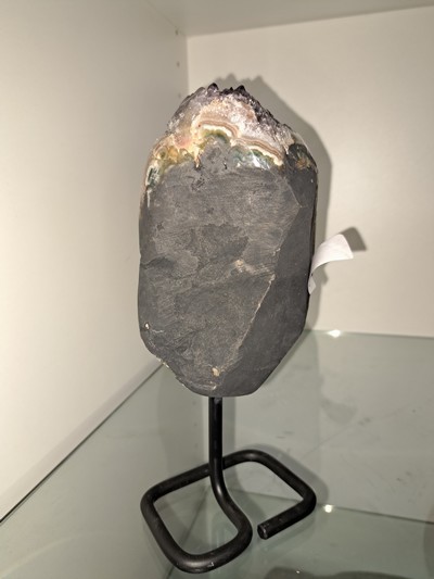 27114473c - Amethyst-Monolithstein auf Ständer, Uruguay, 1,4 kg violettfarbene Kristalle mit ...