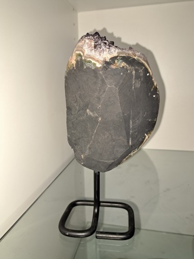 27114473d - Amethyst-Monolithstein auf Ständer, Uruguay, 1,4 kg violettfarbene Kristalle mit ...