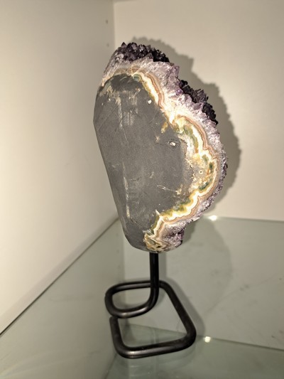 27114473e - Amethyst-Monolithstein auf Ständer, Uruguay, 1,4 kg violettfarbene Kristalle mit ...