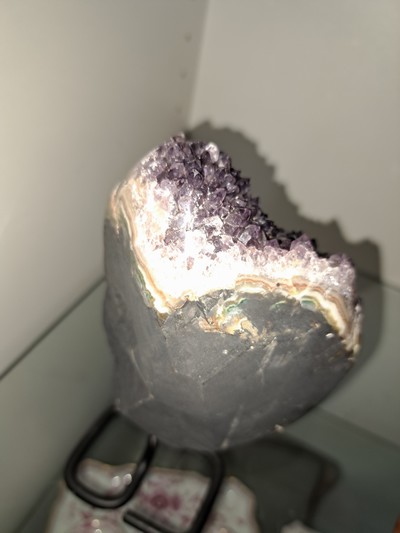 27114473f - Amethyst-Monolithstein auf Ständer, Uruguay, 1,4 kg violettfarbene Kristalle mit ...