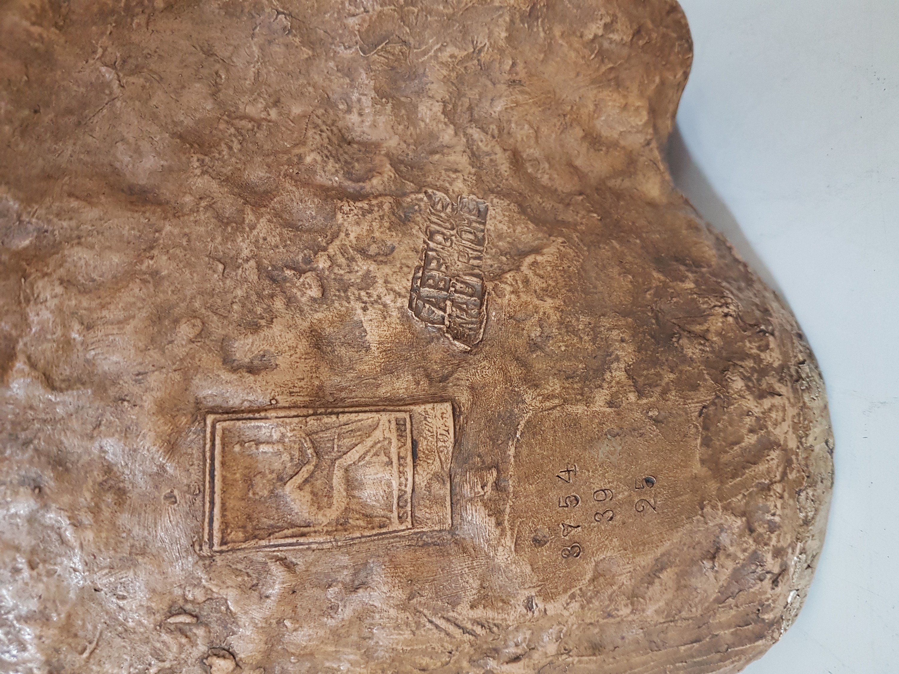 Detail d: Große Büste, Goldscheider Wien, Modellnr. 875439 25, Büste einer Frau, Keramik, bronzefarben glasiert, rückseitig mit Signet und Stempel: ...