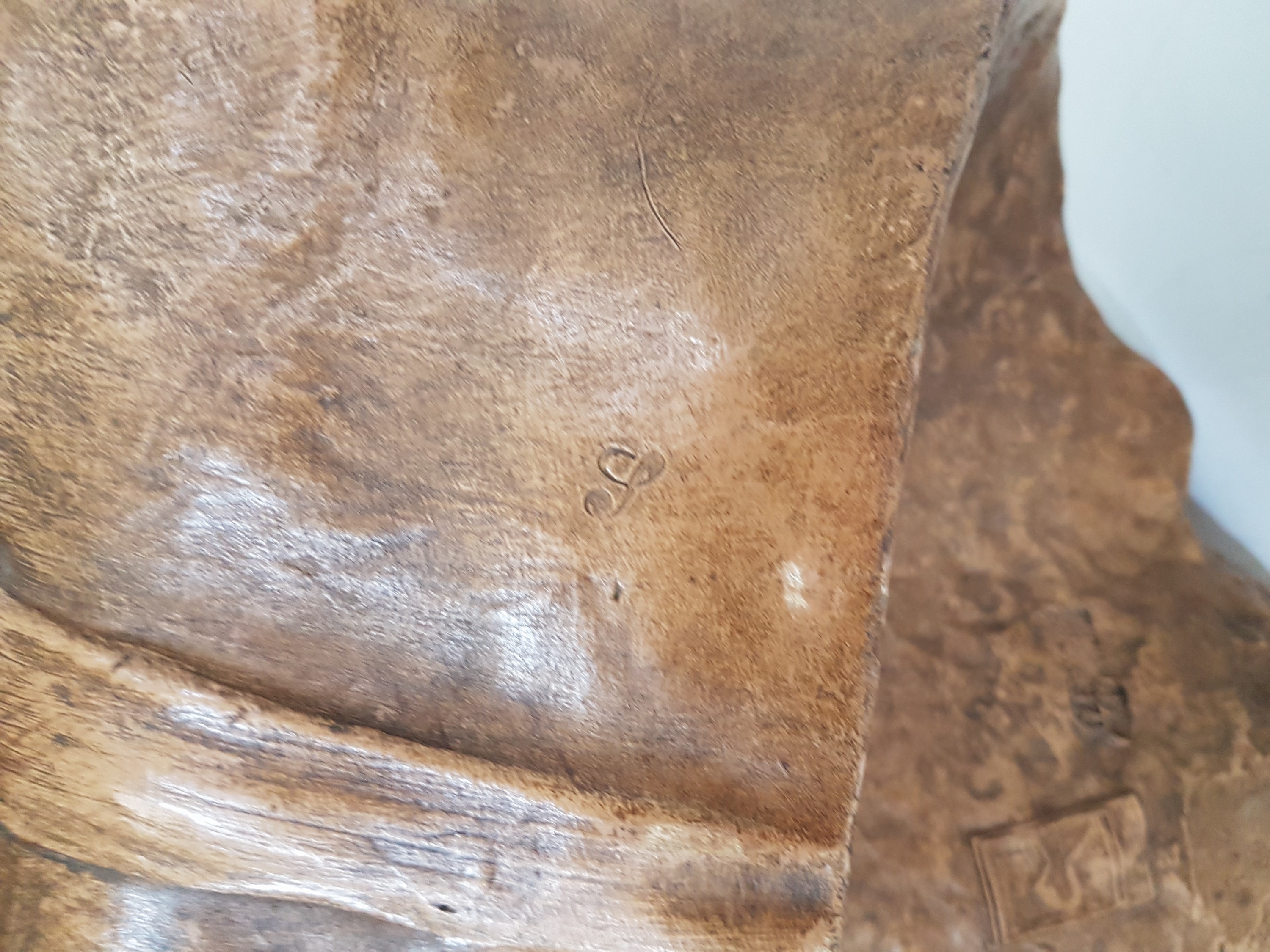 Detail e: Große Büste, Goldscheider Wien, Modellnr. 875439 25, Büste einer Frau, Keramik, bronzefarben glasiert, rückseitig mit Signet und Stempel: ...