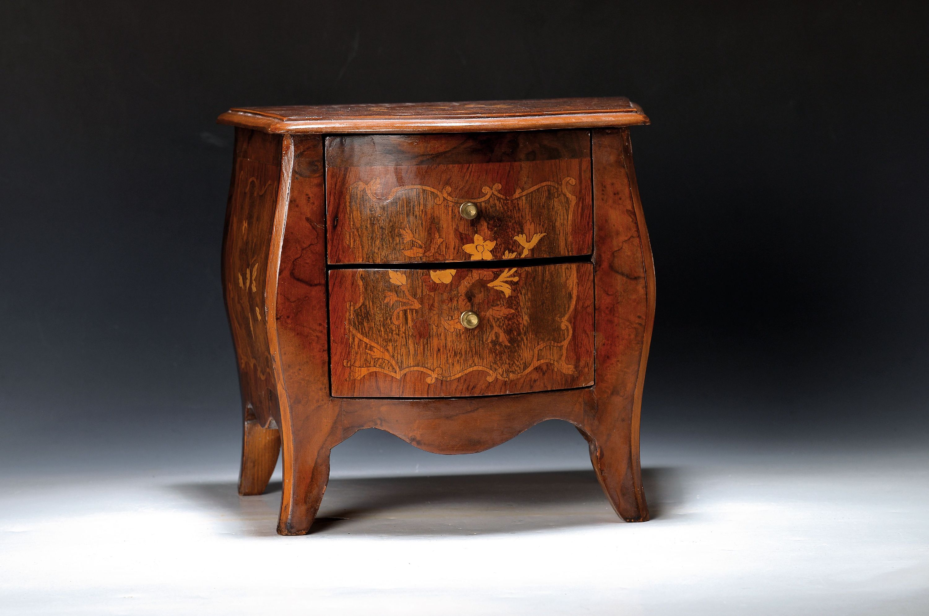 Image 27114751 - Kleine Modellkommode, Frankreich, um 1900, Rosenholzfurnier mit floralen Intarsien in ...