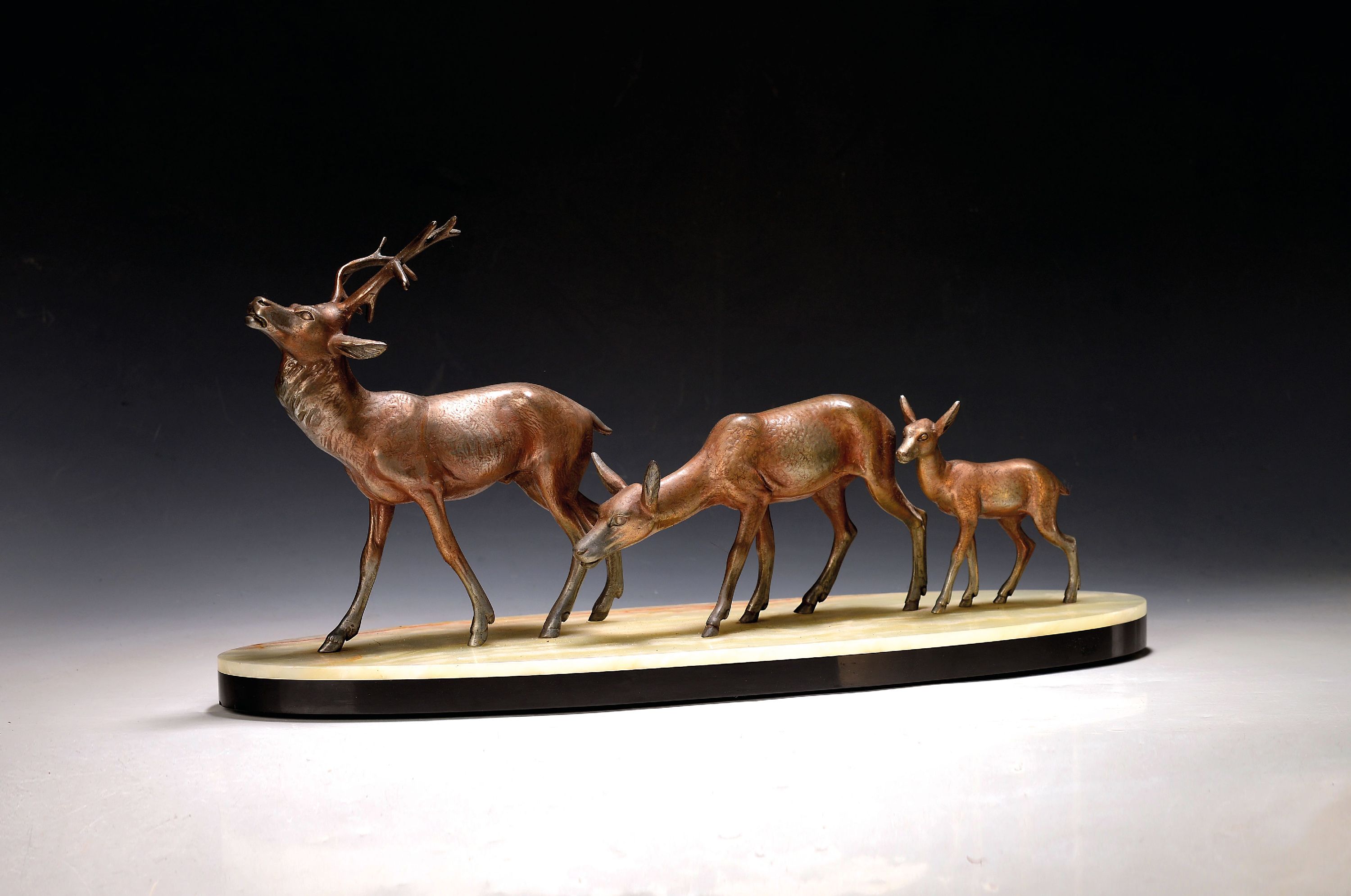 Image 27114752 - Art-Deco Skulptur, Frankreich, um 1930, Hirsch, Hirschkuh und Hirschkalb, Metallguß auf ...