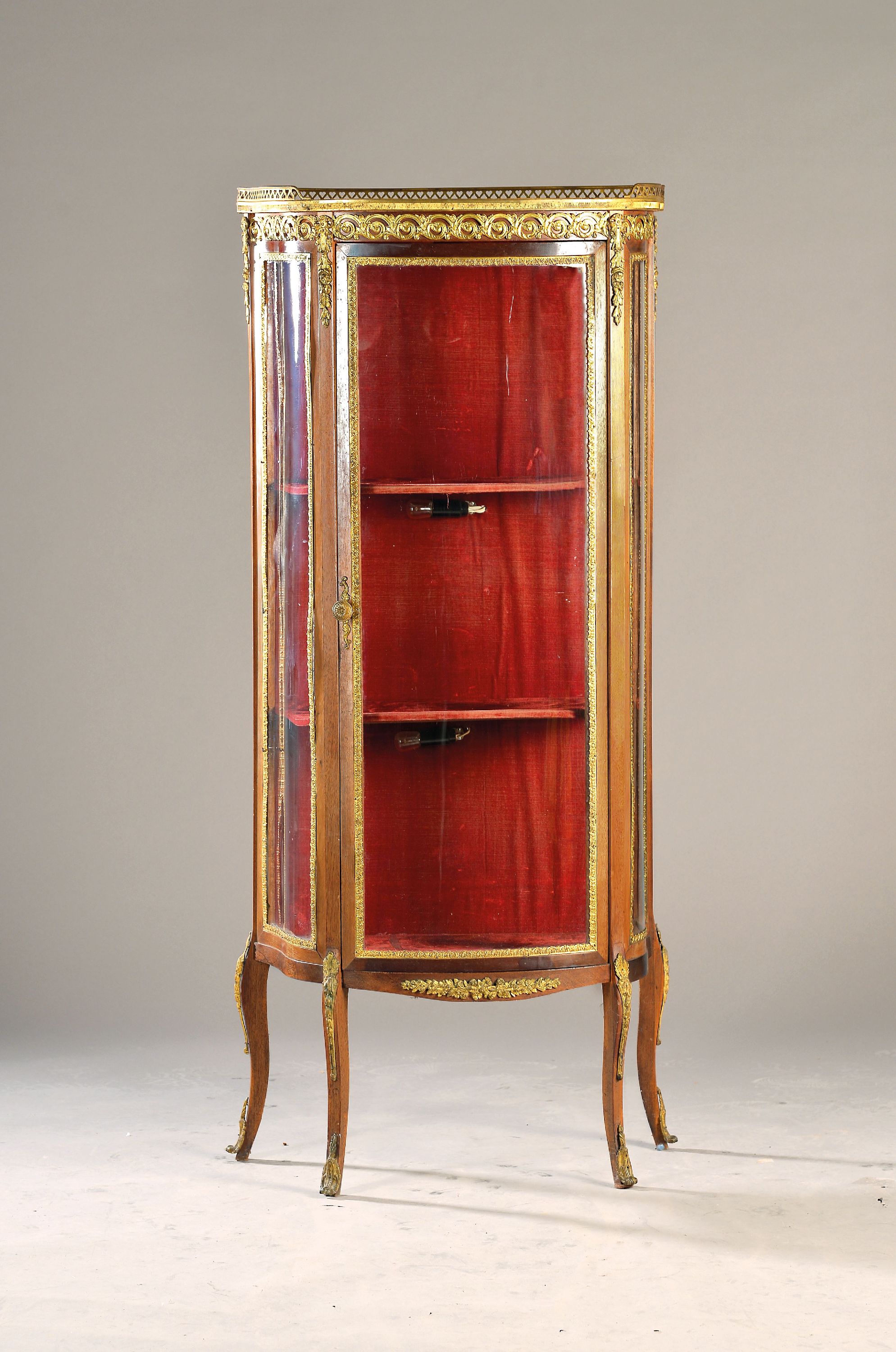 Image 27114755 - Kleine Vitrine, im Stil Louis XV, um 1890, Nußbaum, dreiseitig verglast, gebogene ...