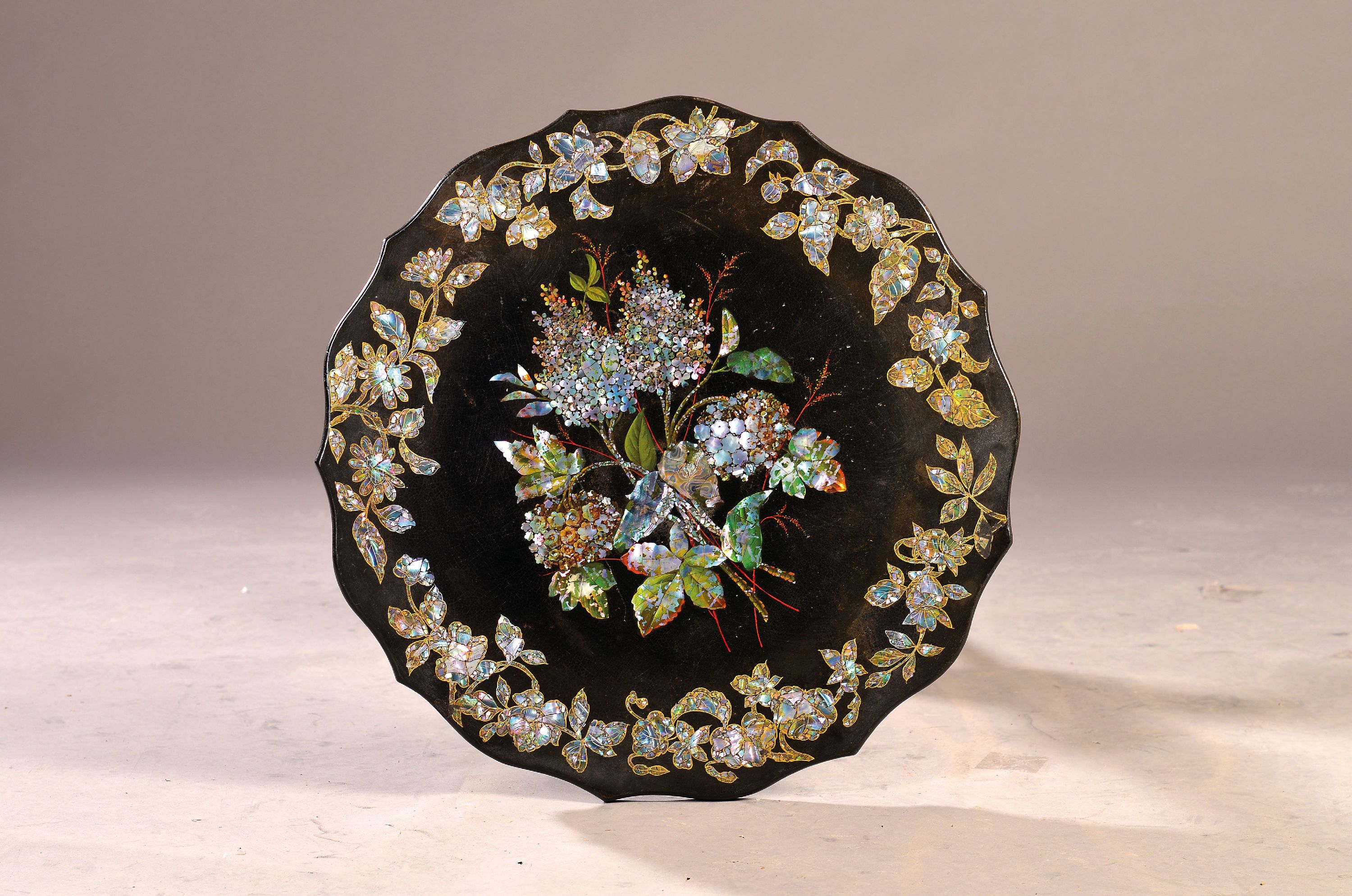 Detail a: Klapptisch, Frankreich, um 1890, ebonisiertes Holz mit floralen Intarsien aus Perlmutt, H. ca. 74 cm, D. ca. 54 cm, EZ 2-3