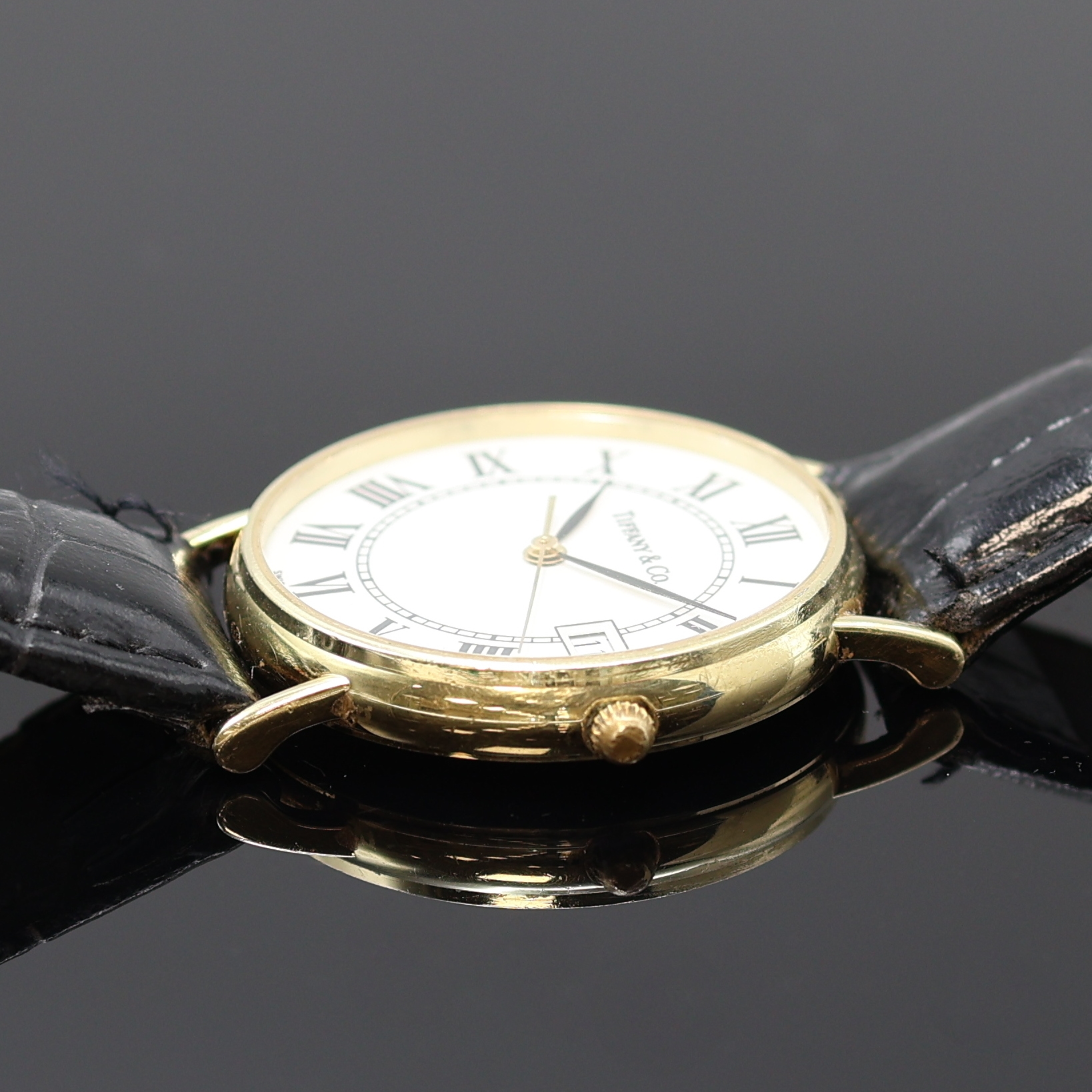 Detail b: Tiffany & Co. Armbanduhr in GG 585/000 Referenz 124.1003, quarz, Schweiz um 1985, 2-teil. Geh., Boden aufgedr., emailfarb. Zifferblatt m. röm. Std., ...