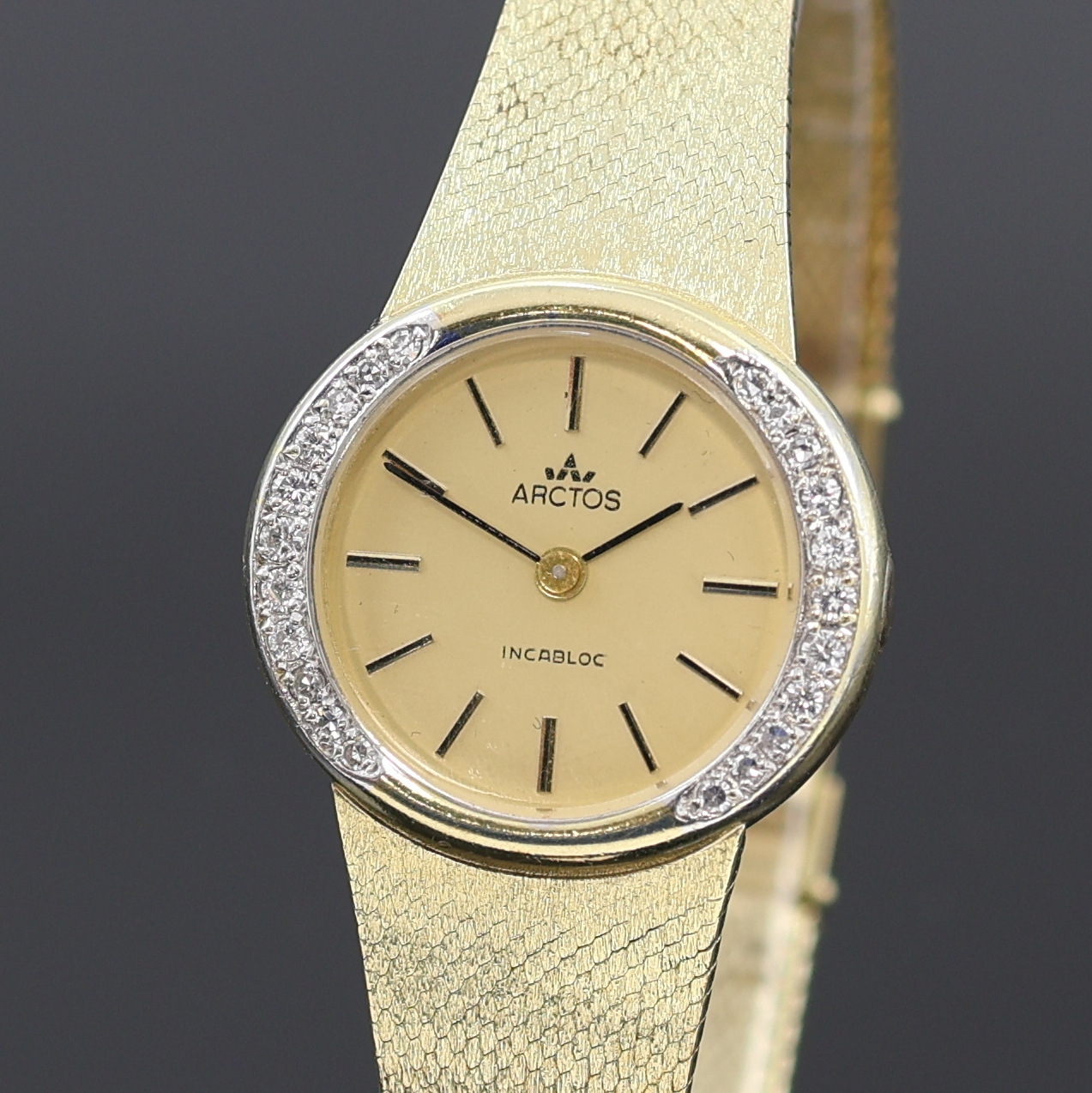 Detail a: ARCTOS Damenarmbanduhr in GG 585/000, Handaufzug, Deutschland um 1965, Boden aufgedr., Lün. seitl. aufw. m. Diamanten bes., gold. Zifferbl. m. ...