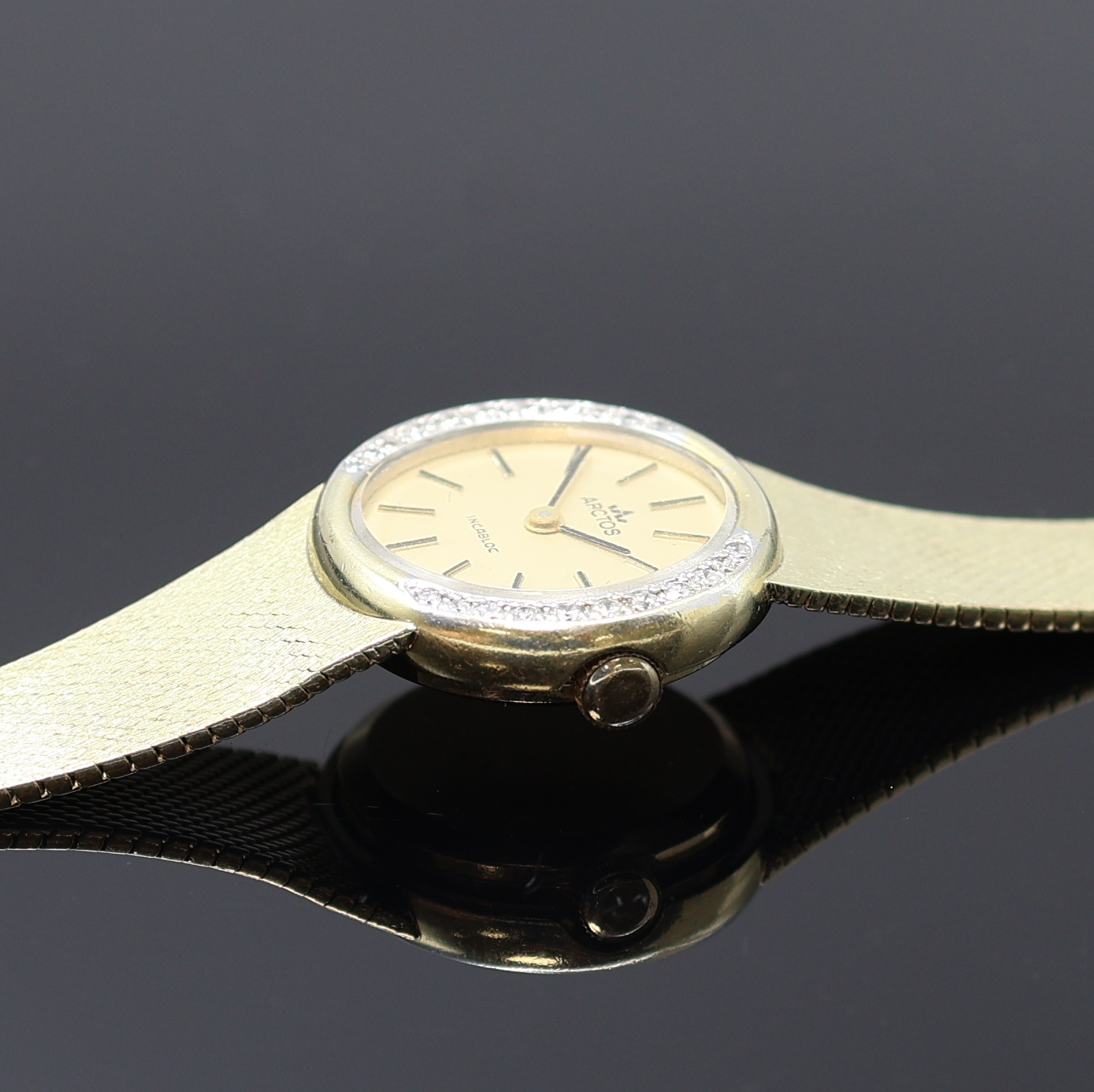 Detail c: ARCTOS Damenarmbanduhr in GG 585/000, Handaufzug, Deutschland um 1965, Boden aufgedr., Lün. seitl. aufw. m. Diamanten bes., gold. Zifferbl. m. ...