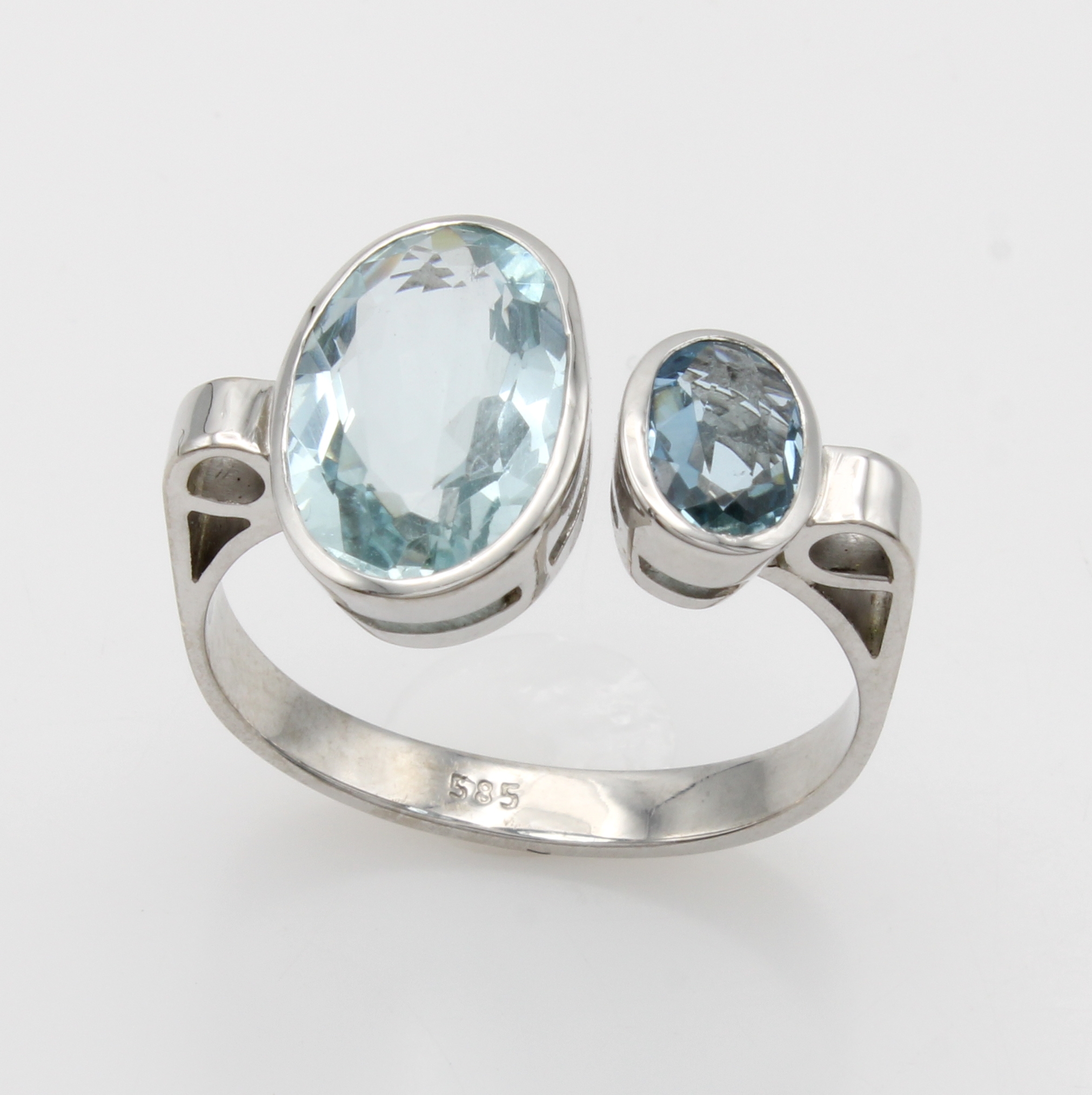 Image 27114763 - Ring mit Aquamarinen, WG 585/000, 2 ovale Aquam. zus. ca. 4.7 ct, offen gearb., RW ca. ...