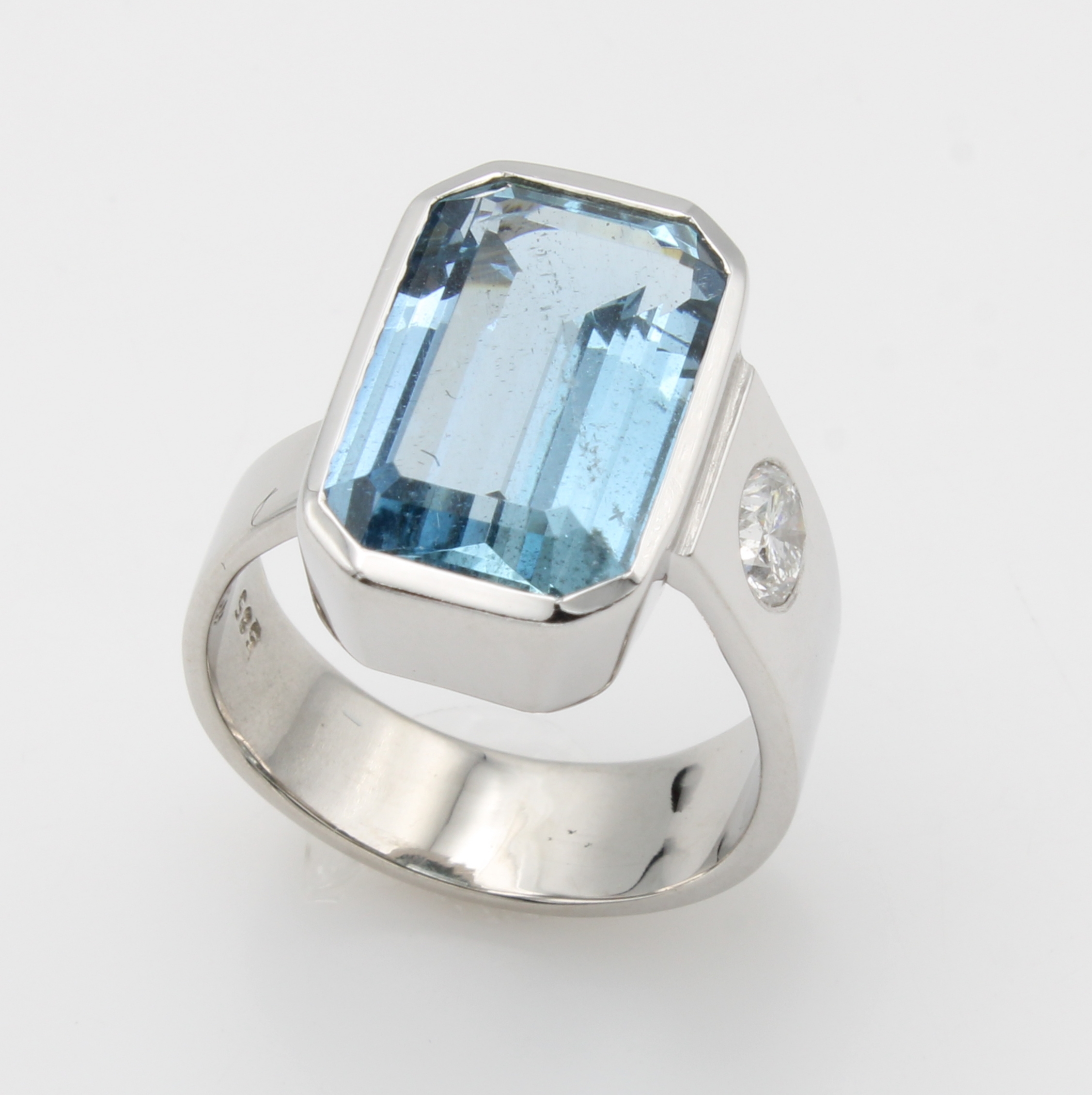 Image 27114766 - Ring mit Aquamarin und Brillant, WG 585/000, Schiene asymmetrisch anges., achteckiger ...