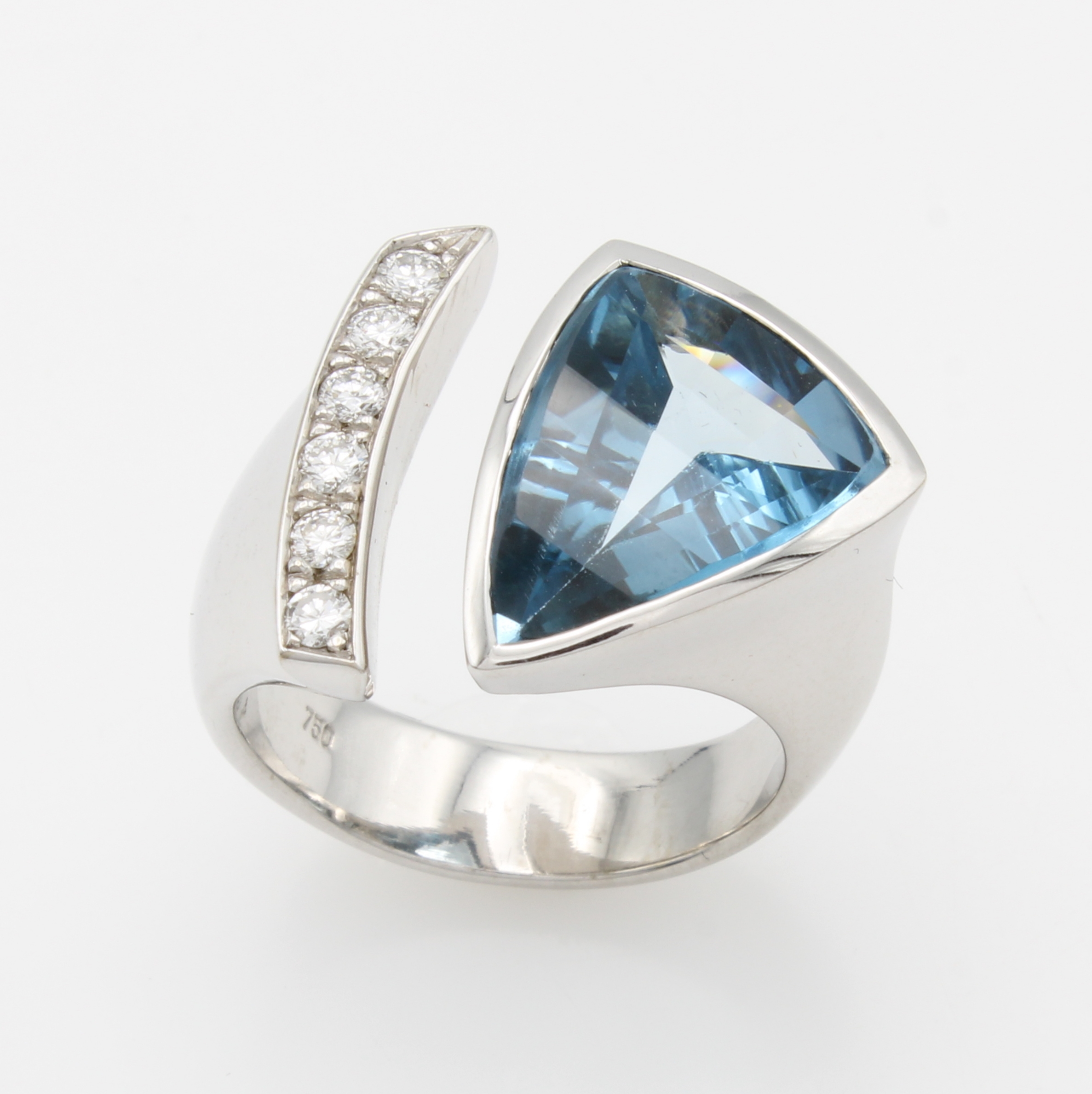 Image 27114767 - Ring mit Aquamarin und Brillanten, WG 750/ 000, dreieckiger Aquam. ca. 5.8 ct, Brill. in ...