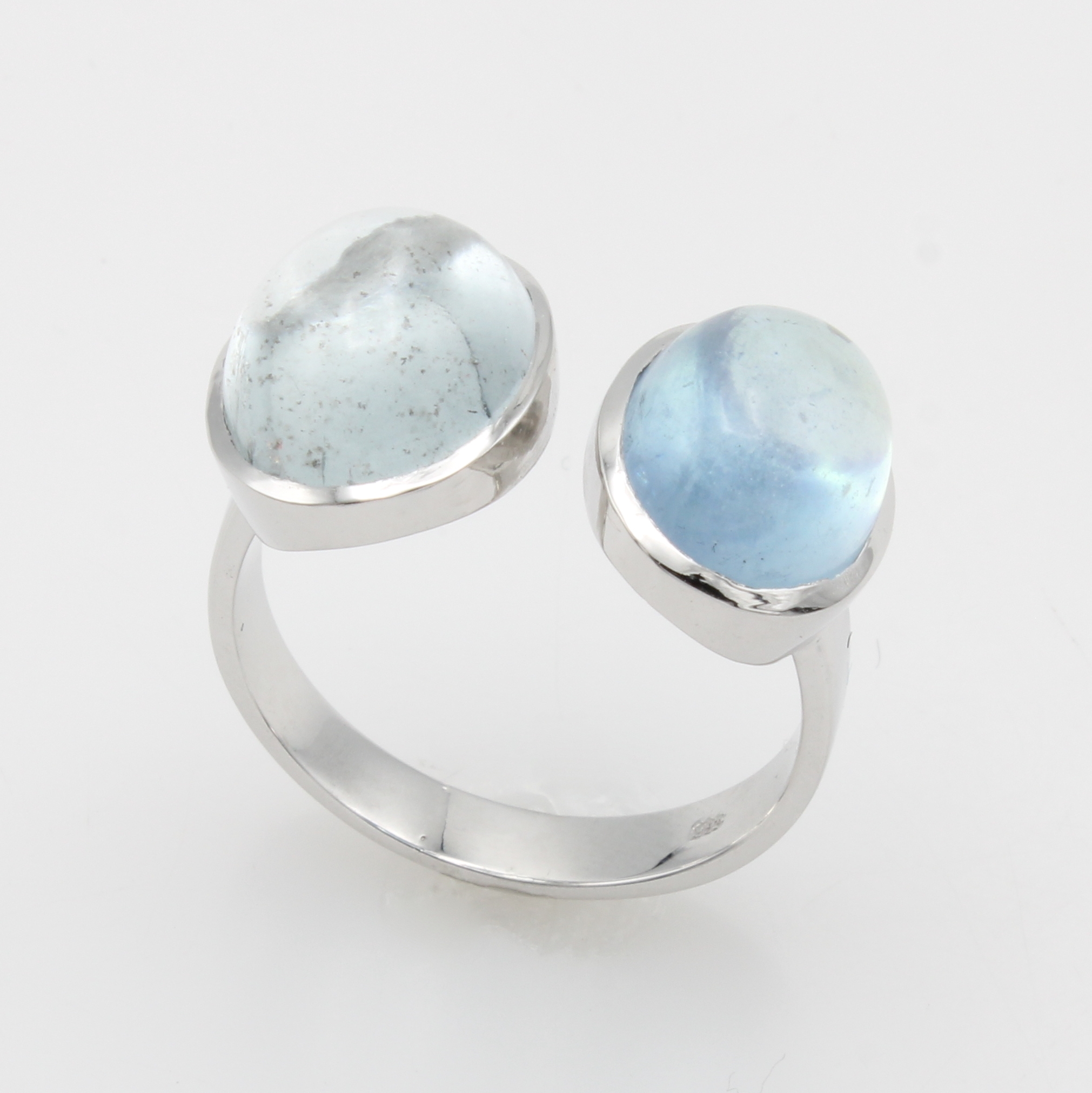 Image 27114769 - Ring mit Aquamarincabochons, WG 585/000, 2 Aquam. zus. ca. 9.2 ct, RW ca. 59 ...