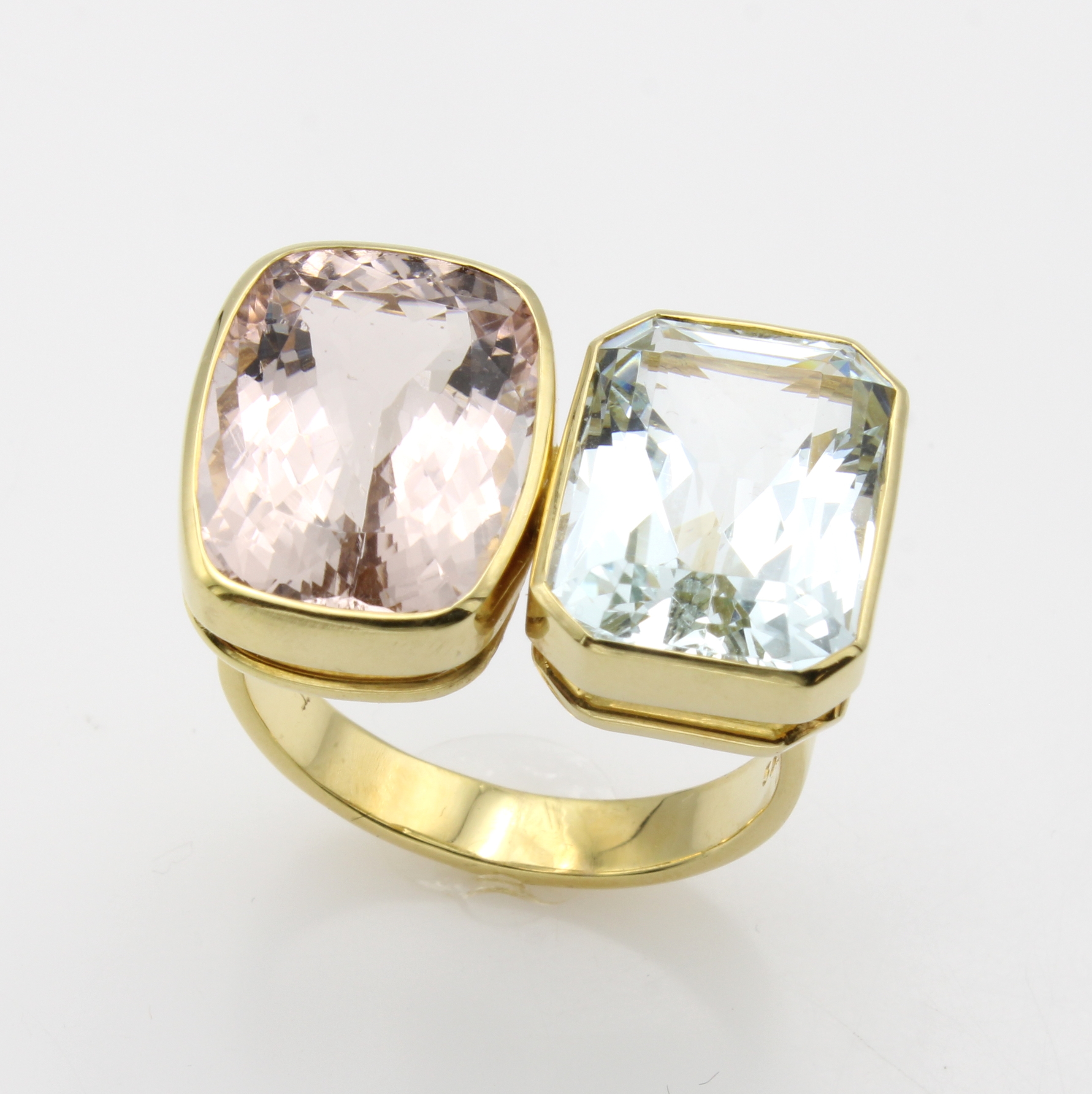 Image 27114771 - Ring mit Farbsteinen, GG 585/000, Aquam. ca. 8.2 ct, Morganit ca. 10.6 ct, RW ca. 61 ...