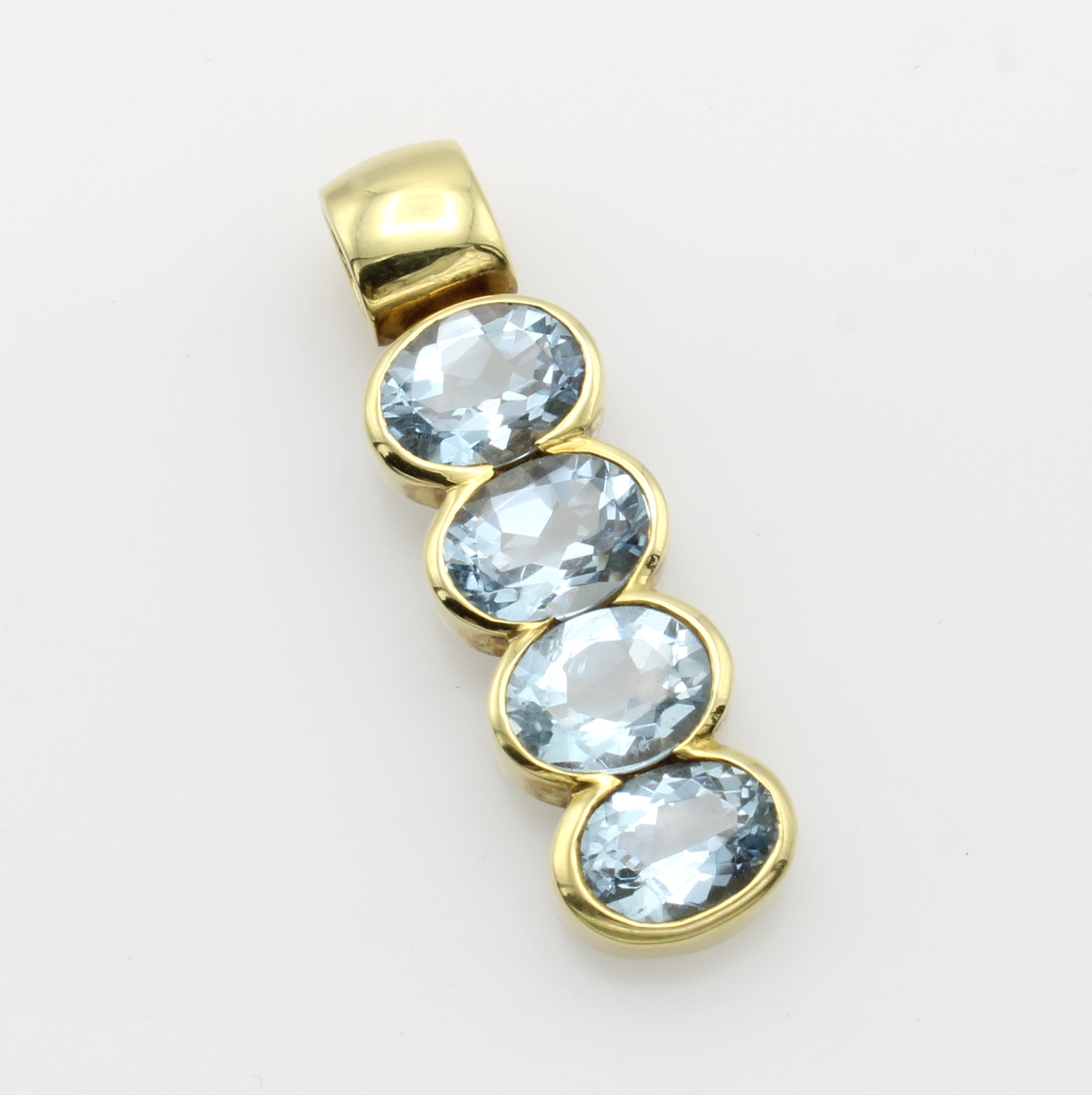 Image 27114781 - Anhänger mit Aquamarinen, GG 585/000, 4 ovale Aquam. zus. ca. 6.6 ct Schätzpreis: ...