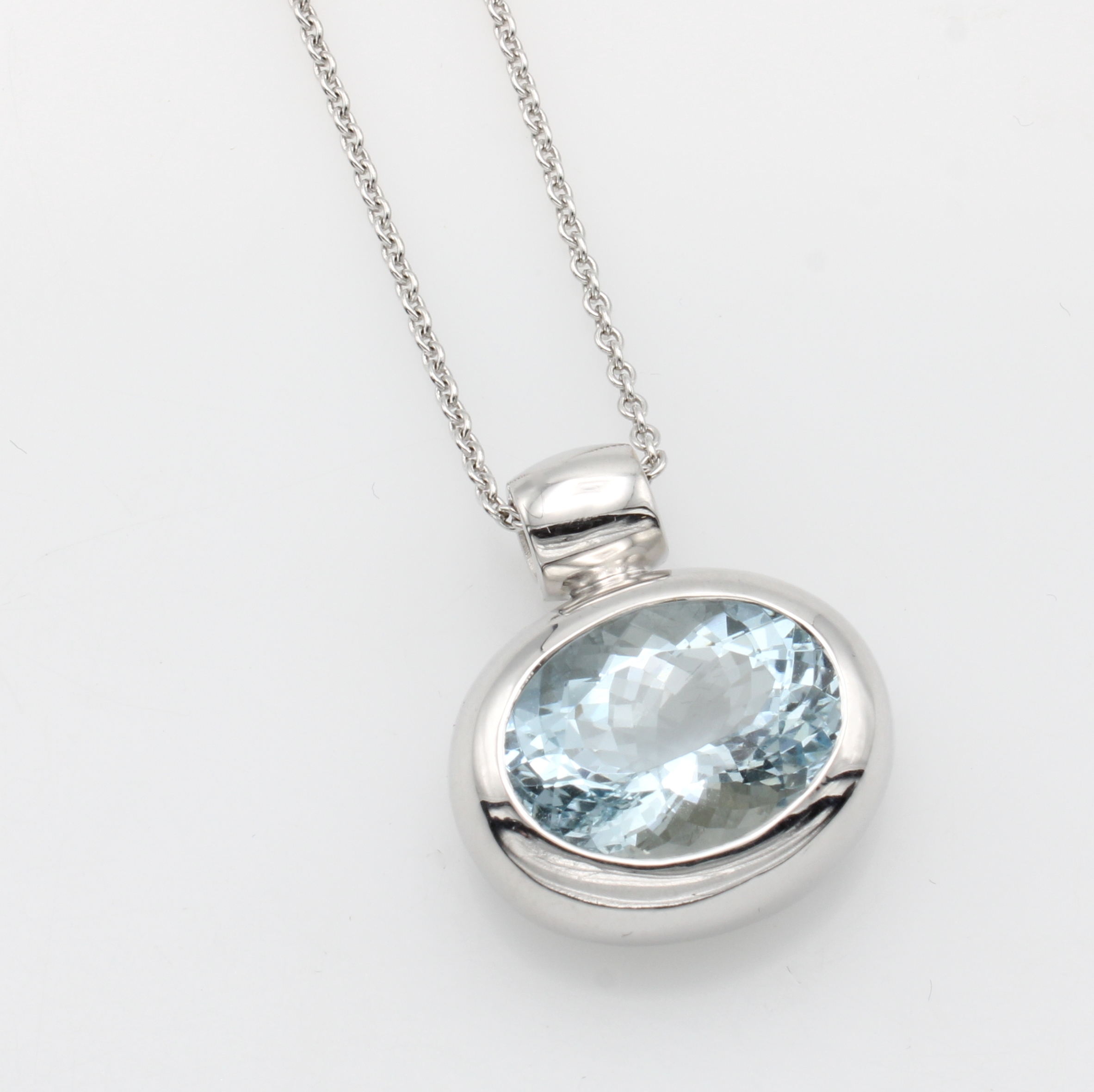 Image 27114782 - Anhänger mit Aquamarin an Kette, WG 750/000, ovaler Aquam. ca. 9.1 ct, Gesamtgew. Anh. ...