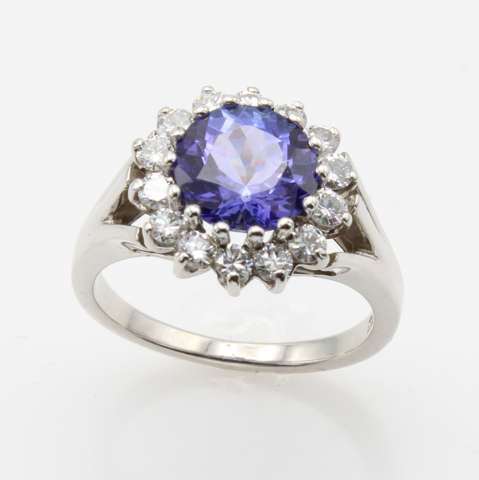 Image 27114784 - Ring mit Tansanit und Brillanten, WG 585/000, runder Tansanit ca. 2.8 ct umgeben v. ...